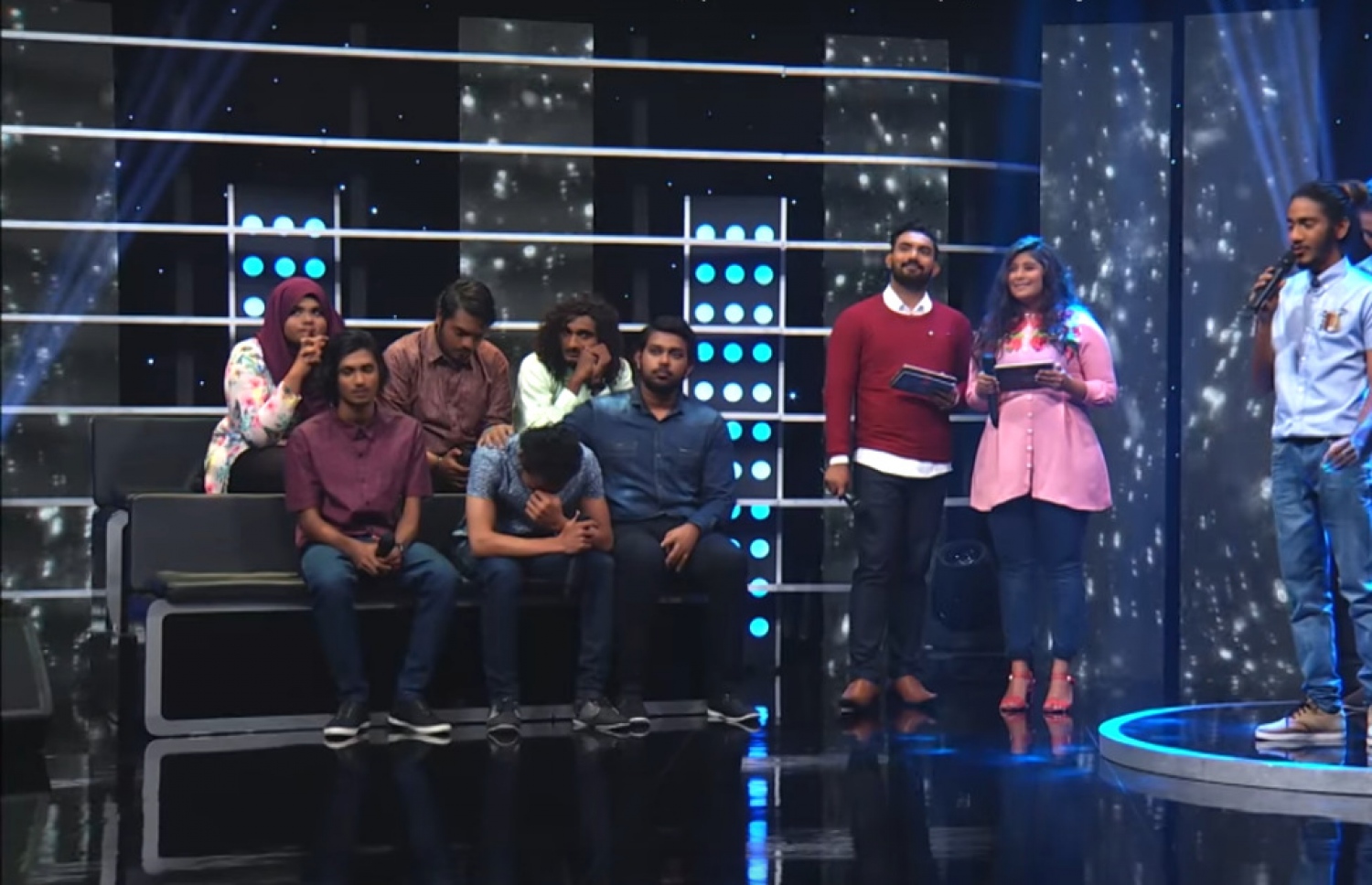 އައިޑޮލްގެ އެލިމިނޭޝަން ޝޯއެއްގައި އެހެން ބައިވެރިންނާ އެކު އިށީނދެގެން އިން އިރު ފަރަޝް ރޮނީ