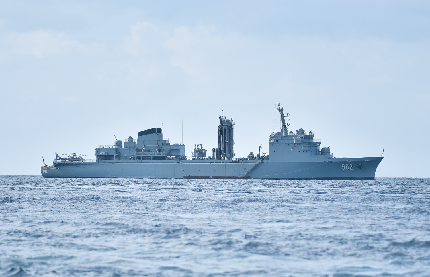 މާލެ: މާޗް 12، 2017- ސައޫދީ އަރަބިއްޔާގެ ރަސްގެފާނު ސަލްމާން ބިން އަބްދުލްއަޒީޒް ރާއްޖެ އަށް ކުރައްވާ ދަތުރުފުޅުގެ ސަލާމަތީ ކަންކަން ބެލެހެއްޓުމަށްޓަކައި ރާއްޖެ އައިސްފައިވާ ސައޫދީގެ އަސްކަރިއްޔާގެ "ބޮރާއިޑާ 902" މަނަވަރު އިއްޒުއްދީން ފާލަމާދިމާލުން ބޭރުގައި އަޅާފައި: ރަސްގެފާނުގެ ސަލާމަތީ ކަންކަން ބެލެހެއްޓުމަށްޓަކައި ސައޫދީގެ ގިނަ ސިފައިންތަކެއް މާލޭގައި މިހާރު އެބަ ހަރަކާތްތެރިވޭ.---ފޮޓޯ: ހުސެއިން ވަހީދު/މިހާރު