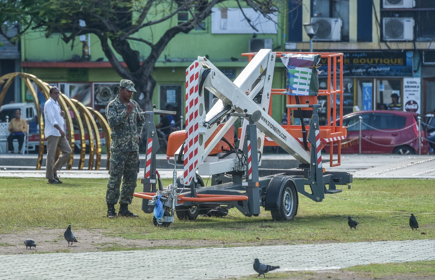 މާލެ: މާޗް 12، 2017- ސައޫދީގެ ރަސްގެފާނު ސަލްމާން ރާއްޖެ ވަޑައިގަތުމުން އެމަނިކުފާނަށް ރަސްމީކޮށް މަރުހަބާ ދެންނެވުމަށްޓަކައި، ޖުމްހޫރީ މައިދާން ޒީނަތްތެރި ކުރުމުގެ މަސައްކަތުގައި ސިފައިންގެ މީހަކު ހަރަކާތްތެރިވަނީ.---ފޮޓޯ: ހުސެއިން ވަހީދު/މިހާރު