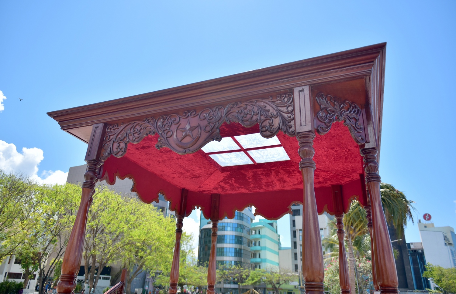 މާލެ: މާޗް 12، 2017- ސައޫދީގެ ރަސްގެފާނު ސަލްމާން ރާއްޖެ ވަޑައިގަތުމުން އެމަނިކުފާނަށް ރަސްމީކޮށް މަރުހަބާ ދެންނެވުން ޖުމްހޫރީ މައިދާންގައި ކުރިއަށް ގެންދާއިރު، ރާއްޖޭގެ ރައީސް ޔާމީނާއި ސައޫދީގެ ރަސްގެފާނު ހުއްޓިވަޑައިގެން ތިއްބެވުމަށް ބަހައްޓާ ސެލިއުޓިން ޑައިސް.---ފޮޓޯ: ހުސެއިން ވަހީދު/މިހާރު