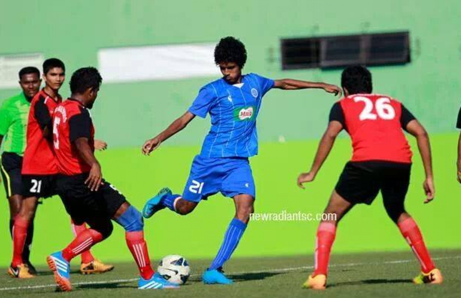 ޔޫތު ޗެމްޕިއަންޝިޕްގައި އިއްބެ (މ) ނިއު ރޭޑިއަންޓަށް ކުޅެނީ.-- ފޮޓޯ: ނިއު ރޭޑިއަންޓް