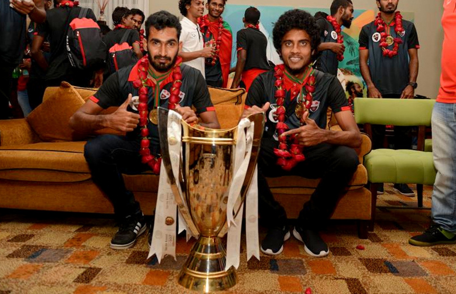 އިއްބެ (ކ) އެ ޓީމުގެ އިންޝާދުއާ އެކު ޝެއިހް ކަމާލް ކަޕް ޓްރޮފީ ހިފައިގެން.-- ފޮޓޯ: އެފްއޭއެމް