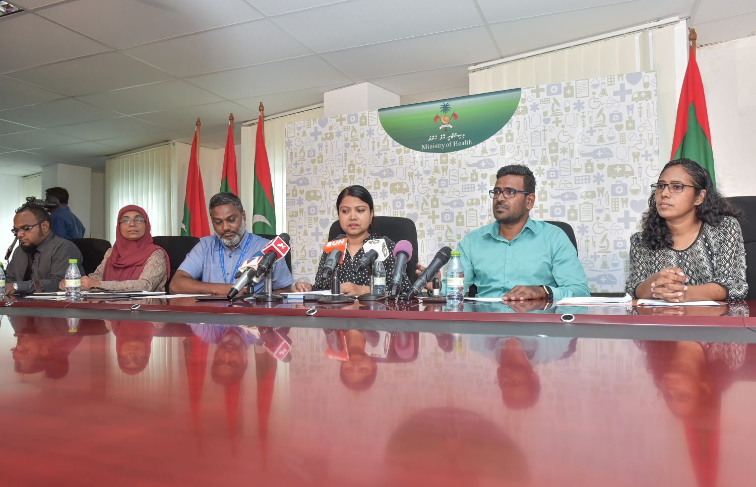 ހުމާއި ރޯގާއާ ގުޅޭގޮތުން އައިޖީއެމްއެޗުގައި ބޭއްވި ޕްރެސް ކޮންފަރެންސްގައި އައިޖީއެމްއެޗާއި އޭޑީކޭގެ ޑޮކްޓަރުންގެ އިތުރުން އެޗްޕީއޭގެ އިސް ބައެއް ބޭފުޅުން ބައިވެރިވެވަޑައިގަންނަވަނީ. --ފޮޓޯ: ހުސެއިން ވަހީދު/ މިހާރު