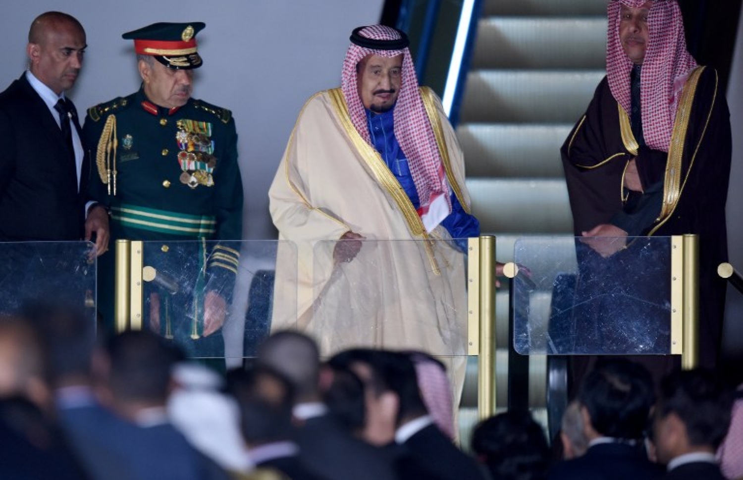 އޭޝިއާގެ ފަސް ގައުމަަކަށް ފެއްޓެވި ދަތުރުފުޅުގައި ސަލްމާން ރަސްގެފާން ޓޯކިޔޯގެ ހަހެޑާ އެއާޕޯޓަށް ފައިބައި ވަޑައިގަންނަވަނީ. --ފޮޓޯ:އޭއެފްޕީ