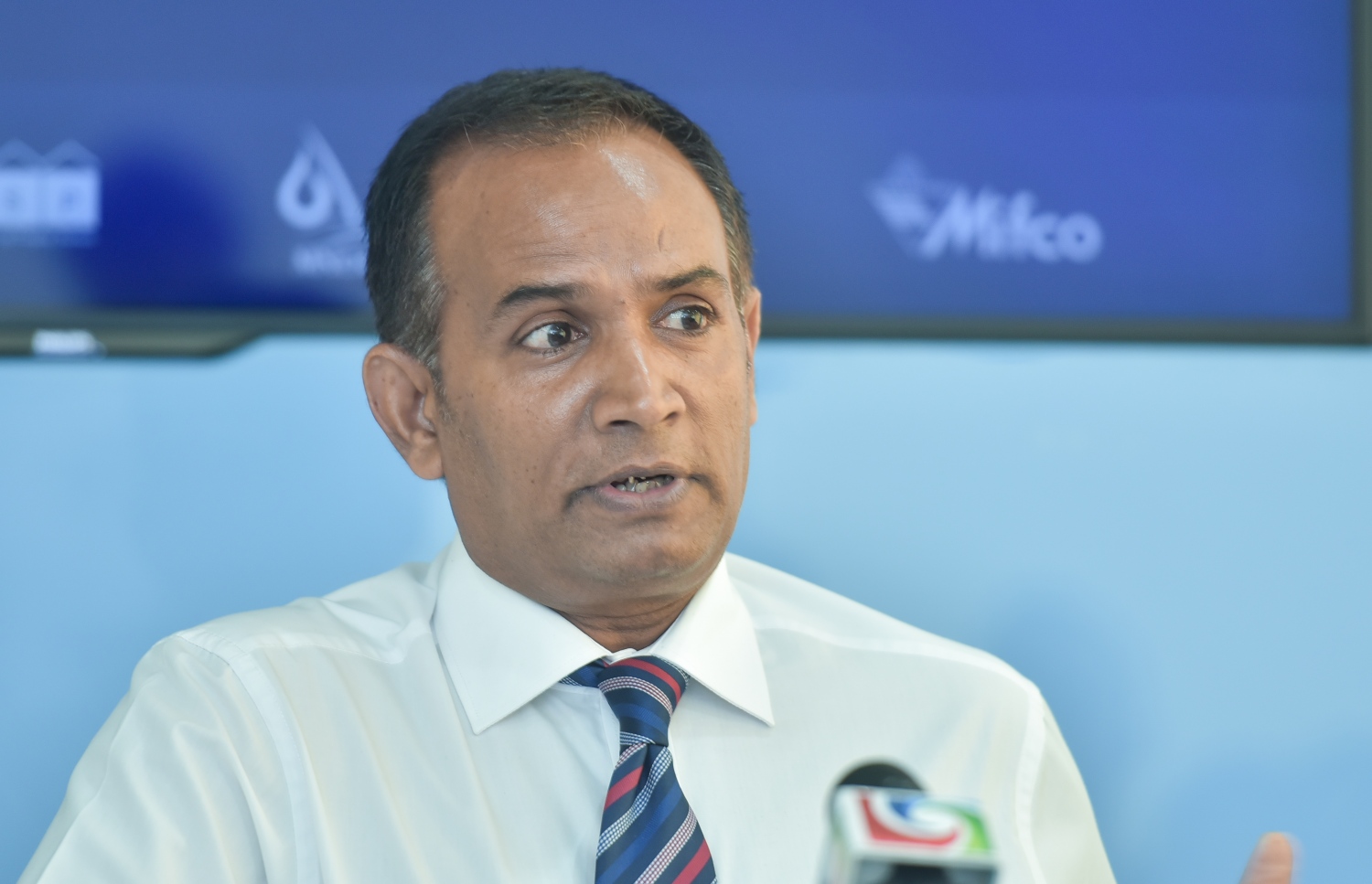 އެސްޓީއޯގެ މެނޭޖިން ޑިރެކްޓަރު ޝަހީރު މިދިޔަ ހަފުތާގައި ނޫސްވެރިންނާ ވާހަކަދައްކަވަނީ: މިފްކޯ އަލުން ކޮޅަށް ޖެހުމަށް ކުންފުނީގެ އިސްވެރިން އަންނަނީ ގިނަ މަސައްކަތްތަކެއް ކުރައްވަމުން. ފޮޓޯ: ހުސެއިން ވަހީދު /މިހާރު