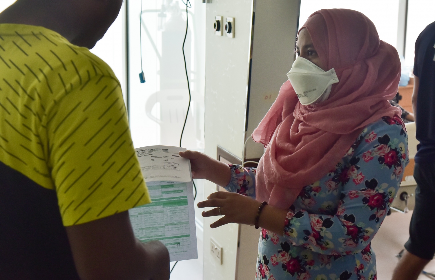 މާލެ: މާޗް 14، 2017- ރާއްޖޭގައި ހުމުގެ ރޯގާ އާދަޔާ ހިލާފަށް ފެތުރޭތީ، އައިޖީއެމްއެޗުގައި ހުޅުވި ހުމުގެ ކްލިނިކަށް ދެއްކި މީހެއްގެ ރިޕޯޓް، އެތަނުގެ އޮފިޝަލަކު ކިޔައިދެނީ.---ފޮޓޯ: ހުސެއިން ވަހީދު/މިހާރު