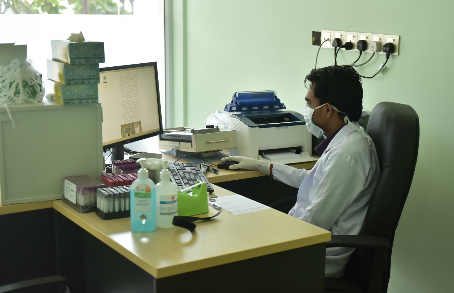 މާލެ: މާޗް 14، 2017- ރާއްޖޭގައި ހުމުގެ ރޯގާ އާދަޔާ ހިލާފަށް ފެތުރެމުން ދާތީ، އައިޖީއެމްއެޗްގައި ހުޅުވި ހުމުގެ ކްލިނިކުގައި ހަދާފައިވާ ލެބޯރެޓަރީގައި މީހަކު މަޑުކޮށްލައިގެން: މިއީ ބަލިމީހުންގެ ގައިން ސާމްޕަލް އެޗް1އެން1 އަށް ޓެސްޓް ކުރުމަށް ހެދި ތަނެއް.---ފޮޓޯ: ހުސެއިން ވަހީދު/މިހާރު