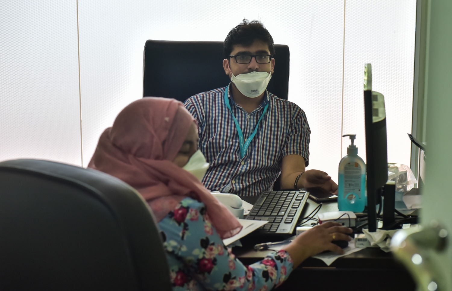 މާލެ: މާޗް 14، 2017- ރާއްޖޭގައި މި ދުވަސްވަރު އާދަޔާ ހިލާފަށް ހުމުގެ ރޯގާ ފެތުރެމުންދާތީ، އައިޖީއެމްއެޗްގައި ހުޅުވި ހުމުގެ ކްލިނިކްގައި ޑޮކްޓަރަކާއި އޭނާގެ އެހީތެރިޔާ މަޑުކޮށްލައިގެން.---ފޮޓޯ: ހުސެއިން ވަހީދު/މިހާރު