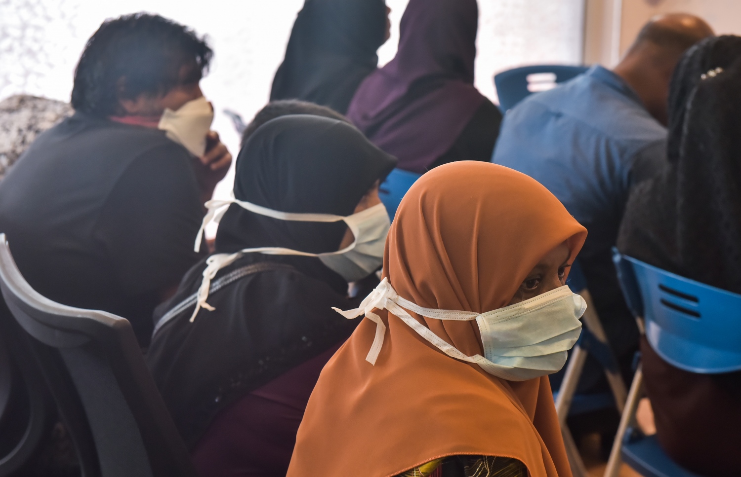 މާލެ: މާޗް 14، 2017- ރާއްޖޭގައި މި ދުވަސްވަރު އާދަޔާ ހިލާފަށް ހުމުގެ ރޯގާ ފެތުރެމުންދާތީ، އައިޖީއެމްއެޗްގައި ހުޅުވި ހުމުގެ ކްލިނިކަށް ދެއްކުމަށް މަޑުކޮށްލައިގެން ތިބި ބައެއް: މި ކްލިނިކްގައި ޖާގައިގެ މައްސަލަ ވަރަށް ބޮޑު ކަމަށް ހިދުމަތް ހޯދާ ބައެއް މީހުން ބުނޭ.---ފޮޓޯ: ހުސެއިން ވަހީދު/މިހާރު