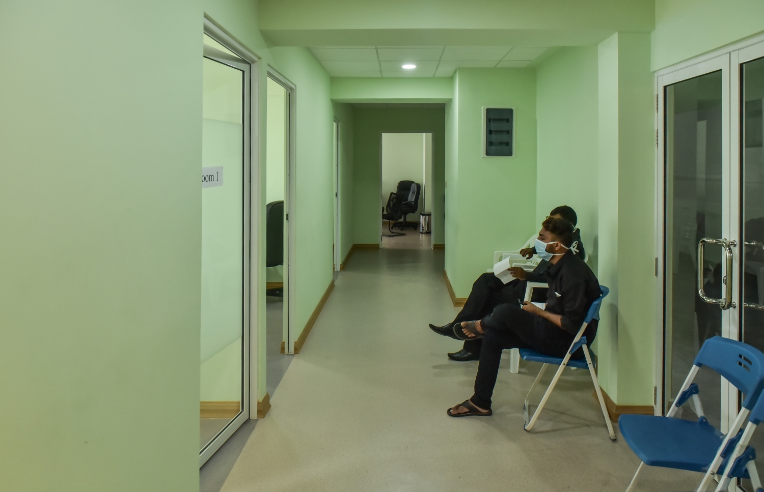 މާލެ: މާޗް 14، 2017- ރާއްޖޭގައި މި ދުވަސްވަރު އާދަޔާ ހިލާފަށް ހުމުގެ ރޯގާ ފެތުރެމުންދާތީ، އައިޖީއެމްއެޗްގައި ހުޅުވި ހުމުގެ ކްލިނިކަށް ދެއްކުމަށް ބަޔަކު ކިޔޫގައި މަޑުކޮށްލައިގެން.---ފޮޓޯ: ހުސެއިން ވަހީދު/މިހާރު