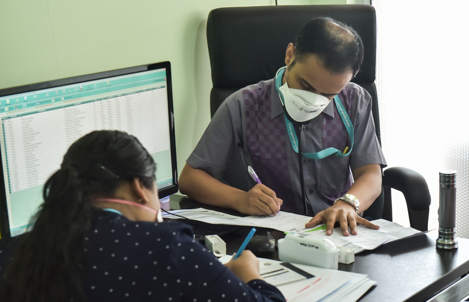 މާލެ: މާޗް 14، 2017- ރާއްޖޭގައި މި ދުވަސްވަރު އާދަޔާ ހިލާފަށް ހުމުގެ ރޯގާ ފެތުރެމުންދާތީ، އައިޖީއެމްއެޗްގައި ހުޅުވި ހުމުގެ ކްލިނިކްގައި މީހަކު ޑޮކްޓަރަށް ދައްކަނީ: ހުމުގެ ރޯގާ ޖެހިފައި ތިބޭ މީހުން ބޭރަށް ނުކުމެ ނޫޅުމަށް ސިއްހީ އިދާރާތަކުން އިލްތިމާސްކުރޭ.---ފޮޓޯ: ހުސެއިން ވަހީދު/މިހާރު