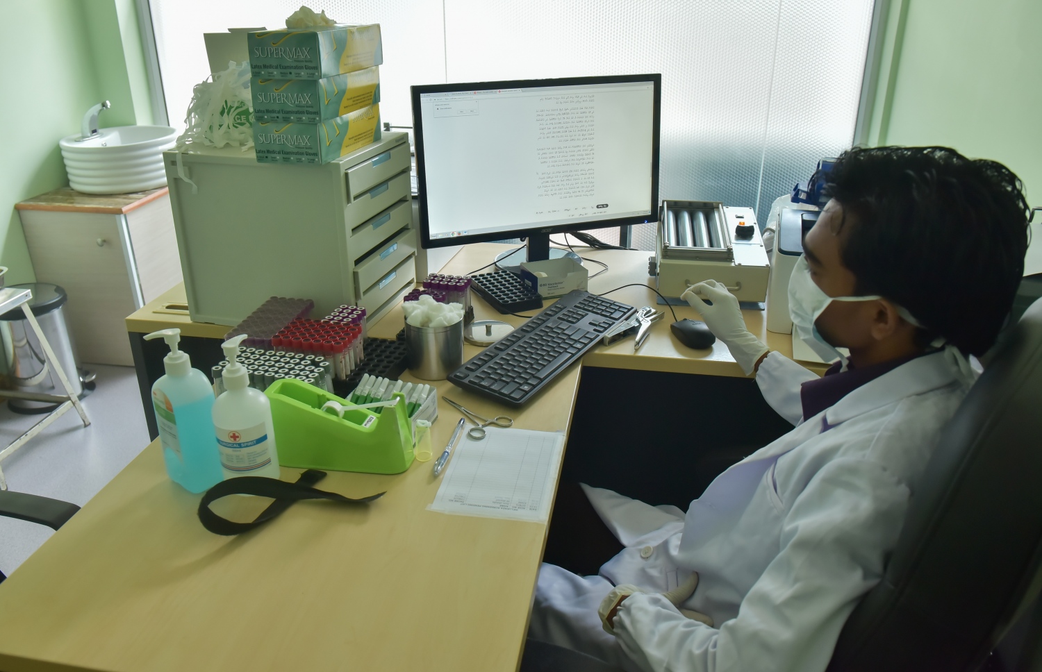 މާލެ: މާޗް 14، 2017- ރާއްޖޭގައި މި ދުވަސްވަރު އާދަޔާ ހިލާފަށް ހުމުގެ ރޯގާ ފެތުރެމުންދާތީ، އައިޖީއެމްއެޗްގައި ހުޅުވި ހުމުގެ ކްލިނިކްގެ ހާއްސަ ލެބޯރެޓަރީގައި ބަލި މީހުންގެ ސާމްޕަލް ޓެސްޓް ކުރަނީ.---ފޮޓޯ: ހުސެއިން ވަހީދު/މިހާރު