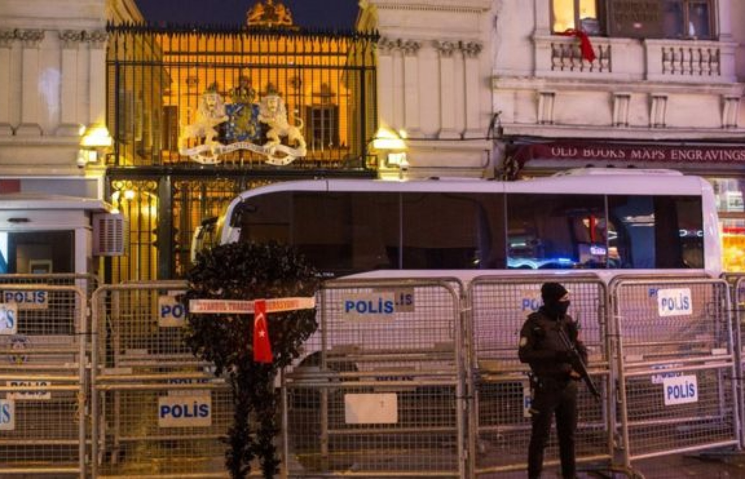 އަންކަރާގައި ހުންނަ ހޮލެންޑުގެ އެމްބަސީގެ ބޭރުގައި ތުރުކީ ސިފައިން ސަލާމަތީ ކަންކަން ބަހަލައްޓަނީ. --ފޮޓޯ:އޭއެފްޕީ