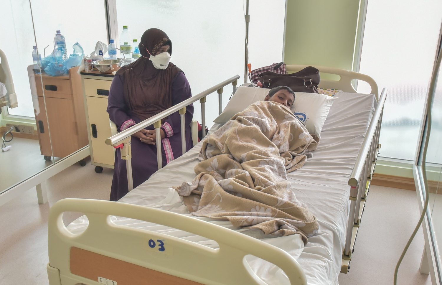 މާލެ: މާޗް 14، 2017- ރާއްޖޭގައި މި ދުވަސްވަރު އާދަޔާ ހިލާފަށް ހުމުގެ ރޯގާ ފެތުރެމުންދާތީ، އައިޖީއެމްއެޗްގައި ހުޅުވި ހުމުގެ ކްލިނިކްގައި ފަރުވާދެމުންދާ ކުޑަކުއްޖެއްގެ ކައިރީގައި އެ ކުއްޖާގެ މަންމަ އިށީނދެލައިގެން: ހުމުގެ ރޯގާ ޖެހިފައި ތިބޭ މީހުން ބޭރަށް ނުކުމެ ނޫޅުމަށް ސިއްހީ އިދާރާތަކުން އިލްތިމާސްކުރޭ.---ފޮޓޯ: ހުސެއިން ވަހީދު/މިހާރު