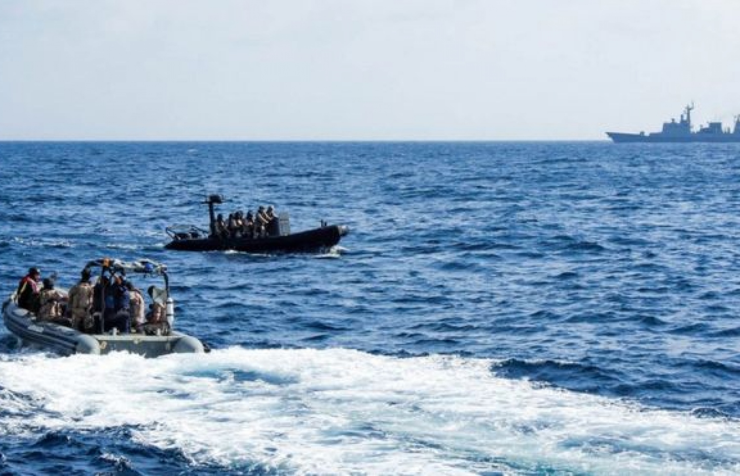 ސޯމާލިއާގެ ކަނޑުފޭރޭ މީހުންގެ ކިބައިން ސަލާމަތްވުމަށް ޔޫރަޕިއަން ޔޫނިއަން ނޭވަލް ފޯސް އިން ތަމްރީނުތަކެއް ހަދަނީ.