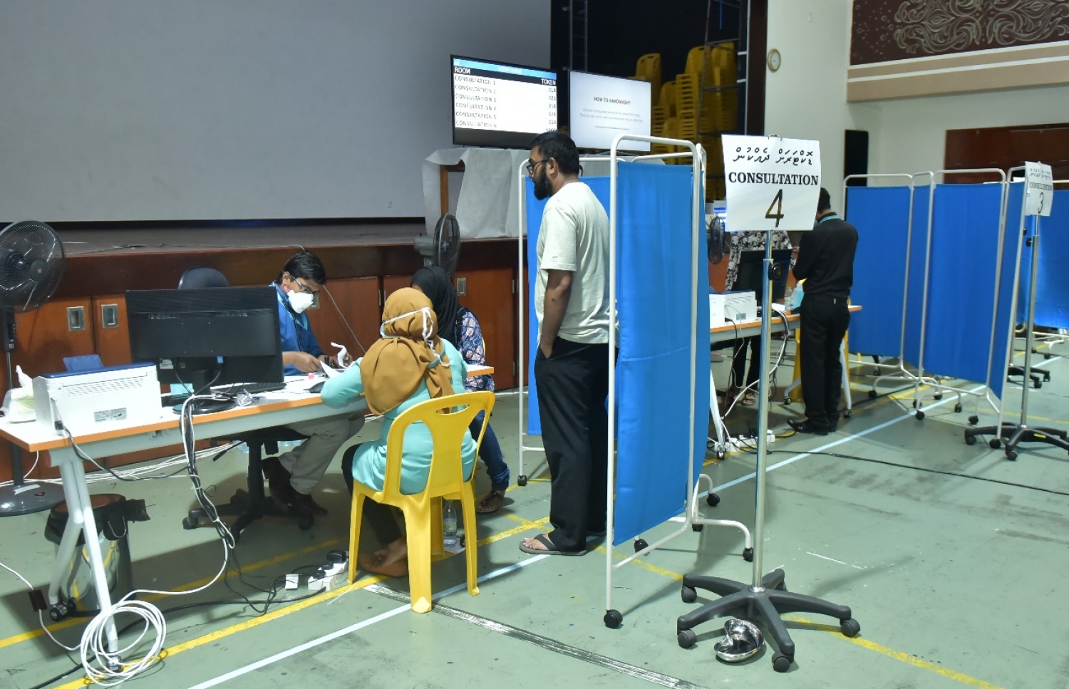 ސްވައިންފްލޫއަށް ޓެސްޓުކުރުމަށް ތާޖުއްދީން ސްކޫލުގައި ހުޅުވި ކޭމްޕުގައި ބަޔަކު އެ ރޯގާއަށް ޓެސްޓު ކުރަނީ-- މިހާރު ފޮޓޯ