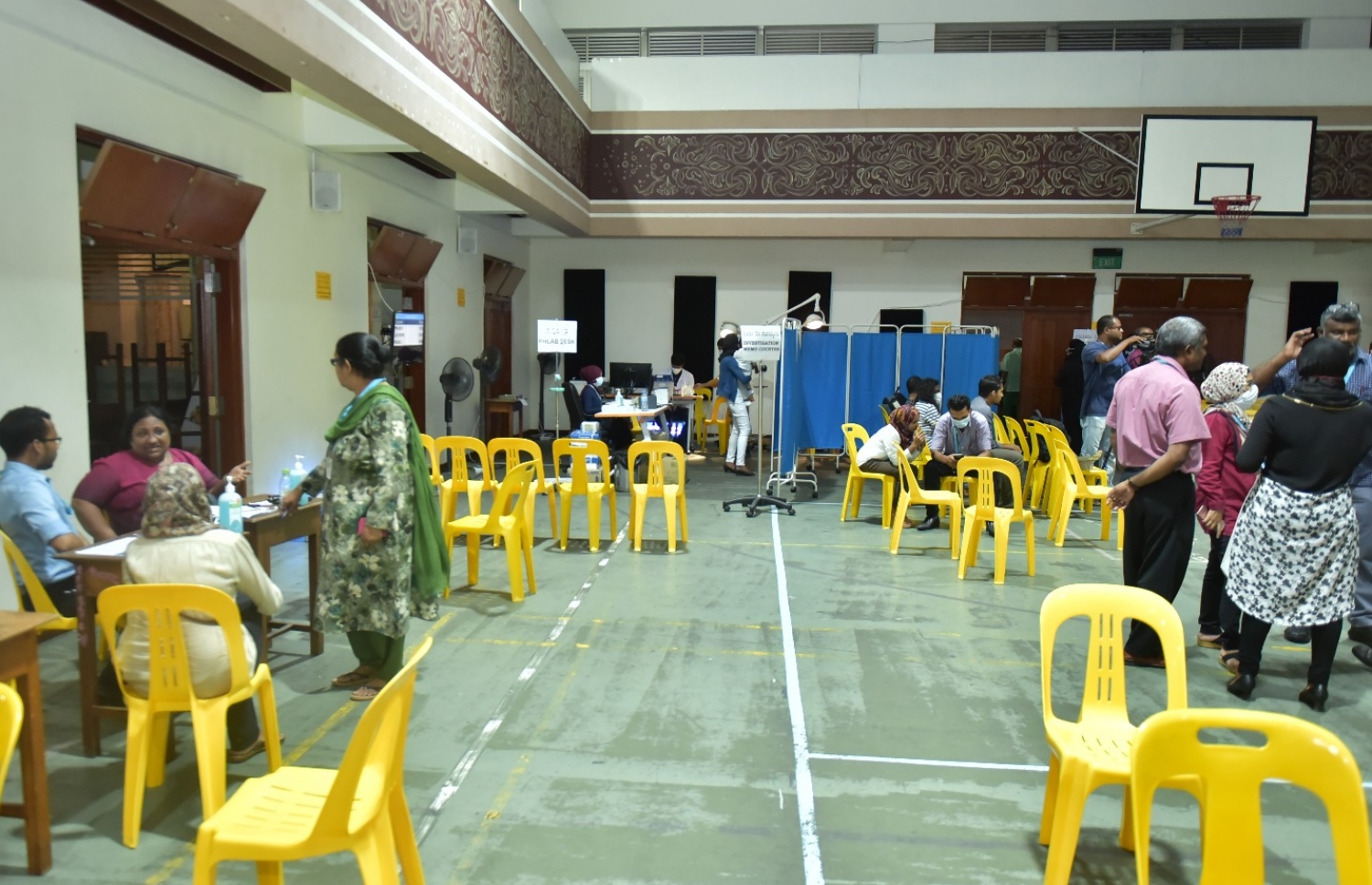 އައިޖީއެމްއެޗުން މިރޭ ތާޖުއްދީން ސްކޫލުގައި ހުޅުވި ފްލޫ ކްލިނިކް -- ފޮޓޯ: ހުސެއިން ވަހީދު/ މިހާރު