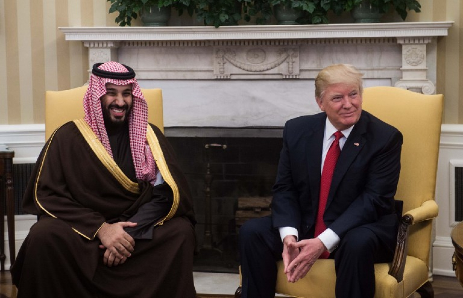 ސައުދީ ވަލީ އަހުދުގެ ނައިބް މުހައްމަދު (ވ) އާއި ޓްރަމްޕް ވައިޓް ހައުސްގައި ބައްދަލު ކުރައްވަނީ. --ފޮޓޯ:އޭއެފްޕީ