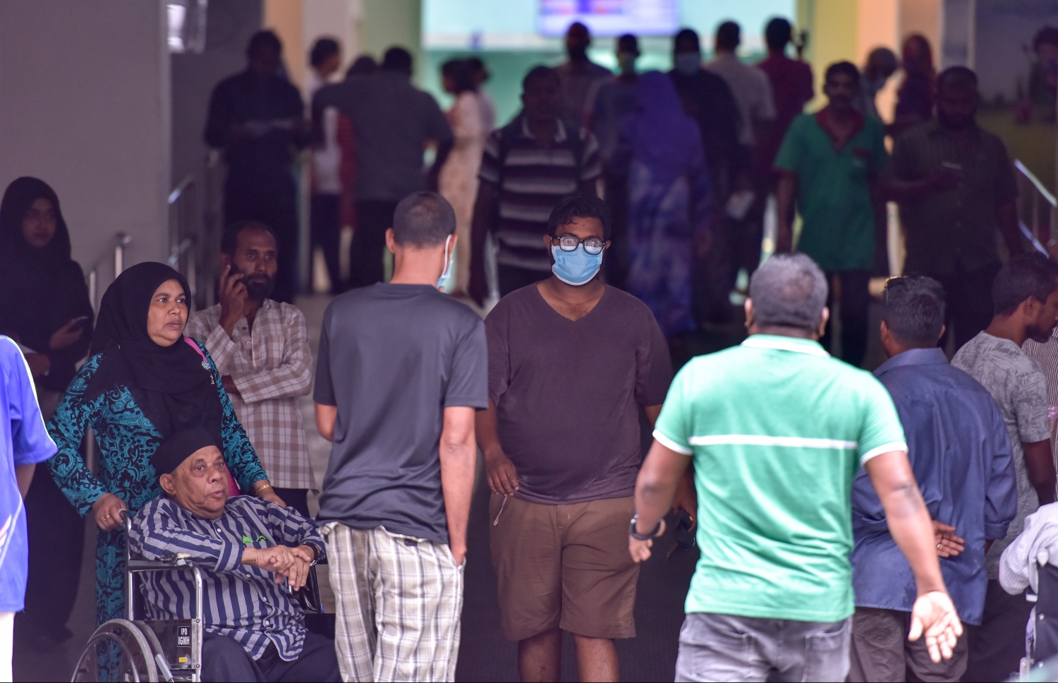 މާލެ: މާޗް 15، 2017- ރާއްޖޭގައި ފެތުރެމުންދާ ސްވައިން ފްލޫއާ ގުޅިގެން ހޮސްޕިޓަލްތަކަށް ގިނަ އަދަދެއްގެ މީހުން އަންނަމުންދޭ. ކޮންމެހެން ދާންޖެހިގެން ނޫން ގޮތަކަށް ހޮސްޕިޓަލްތަކަށް ދިޔުން ރައްކާތެރި ނޫން ކަމަށާއި އެފަދަ ހާލަތެއް މެދުވެރިވެގެން ހޮސްޕިޓަލަކަށް ދާ ނަމަ ވެސް ރައްކާތެރިކަމުގެ ފިޔަވަޅުތައް އަޅައިގެން ދިޔުމަށް އިލްތިމާސްކުރޭ.---ފޮޓޯ: ނިޝާން އަލީ/މިހާރު