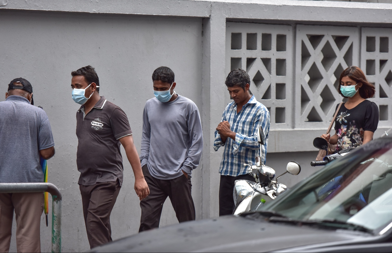 މާލެ: މާޗް 15، 2017- ރާއްޖޭގައި ފެތުރެމުންދާ ސްވައިން ފްލޫއިން ރައްކާތެރި ވުމަށްޓަކައި މޫނުމަތީ މާސްކު އަޅައިގެންތިބި ބަޔަކު އައިޖީއެމްއެޗް ސަރަހައްދުގައި ހަރަކާތްތެރިވަނީ.---ފޮޓޯ: ނިޝާން އަލީ/މިހާރު