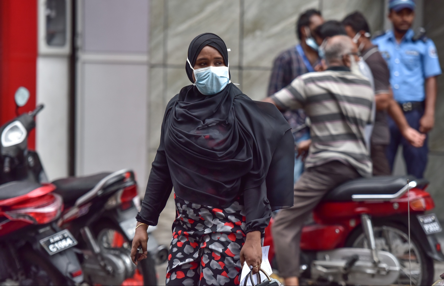 މާލެ: މާޗް 15، 2017- ރާއްޖޭގައި ފެތުރެމުންދާ ސްވައިން ފްލޫއިން ރައްކާތެރި ވުމަށްޓަކައި މޫނުމަތީ މާސްކު އަޅައިގެން މީހަކު ހިނގާފައި ދަނީ.---ފޮޓޯ: ނިޝާން އަލީ/މިހާރު