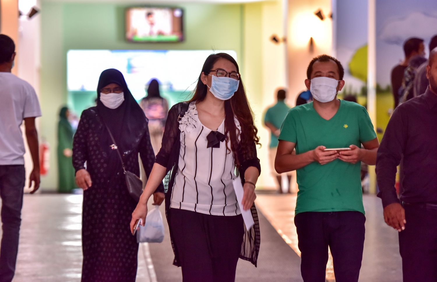 މާލެ: މާޗް 15، 2017- ރާއްޖޭގައި ފެތުރެމުންދާ ސްވައިން ފްލޫއިން ރައްކާތެރި ވުމަށްޓަކައި މޫނުމަތީ މާސްކު އަޅައިގެން ބަޔަކު އައިޖީއެމްއެޗް އެތެރޭގައި ހަރަކާތްތެރިވަނީ.---ފޮޓޯ: ނިޝާން އަލީ/މިހާރު