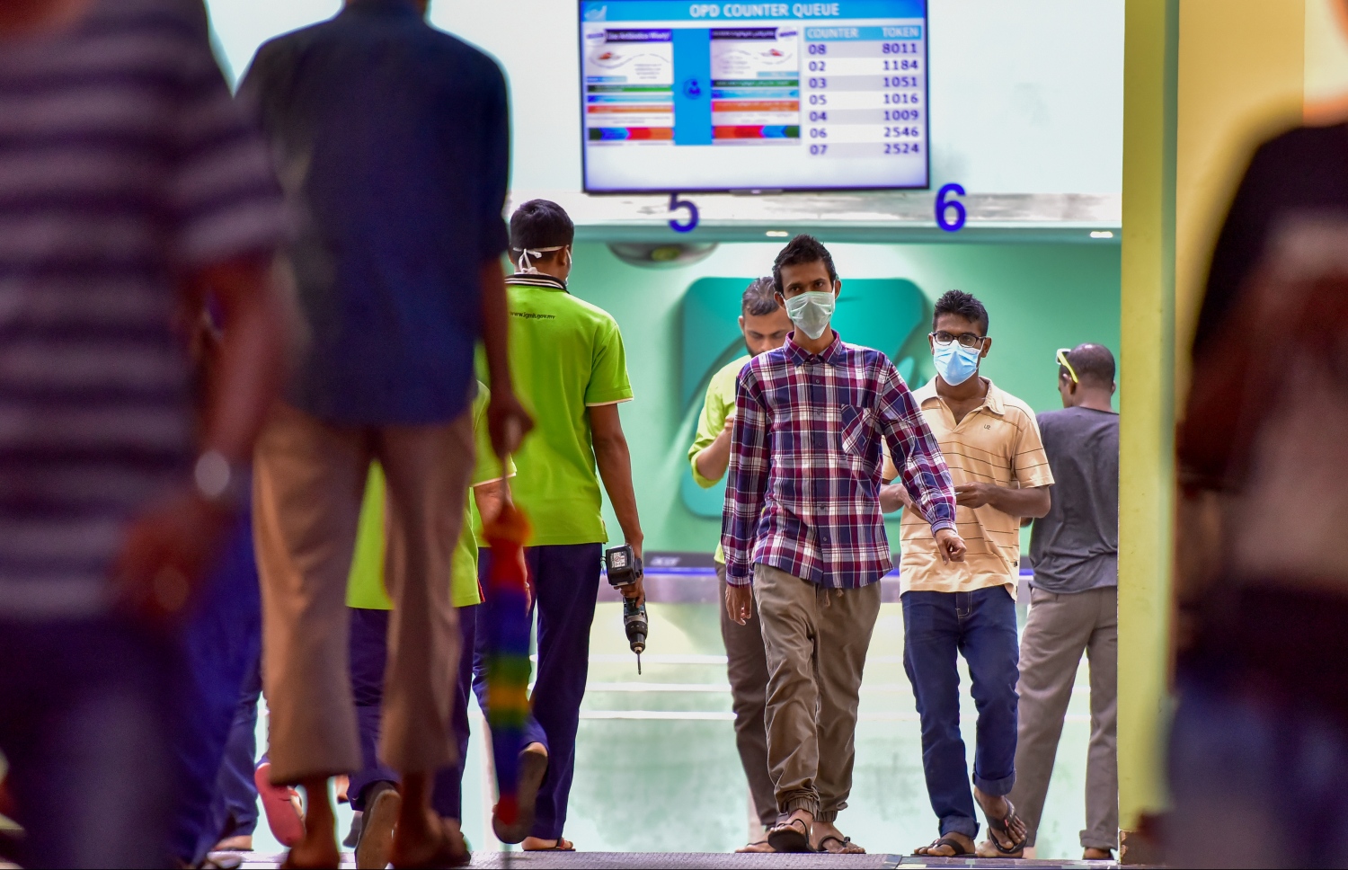 މާލެ: މާޗް 15، 2017- ރާއްޖޭގައި ފެތުރެމުންދާ ސްވައިން ފްލޫއިން ރައްކާތެރި ވުމަށްޓަކައި މޫނުމަތީ މާސްކު އަޅައިގެން ބަޔަކު އައިޖީއެމްއެޗް އެތެރޭގައި ހަރަކާތްތެރިވަނީ.---ފޮޓޯ: ނިޝާން އަލީ/މިހާރު