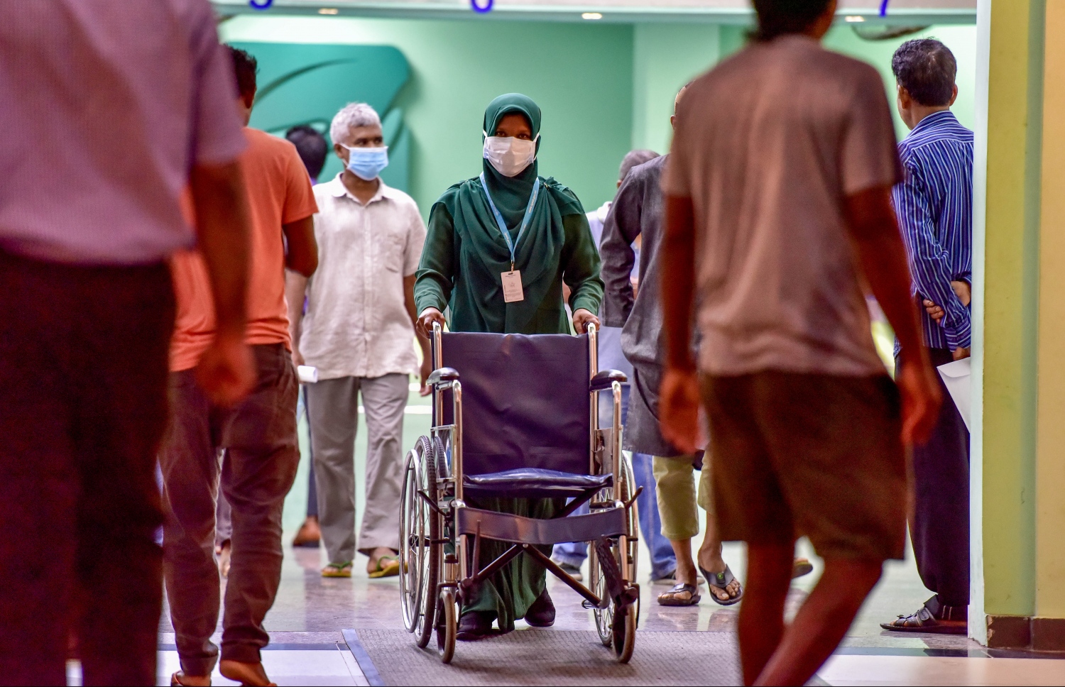 މާލެ: މާޗް 15، 2017- ރާއްޖޭގައި ފެތުރެމުންދާ ސްވައިން ފްލޫއިން ރައްކާތެރި ވުމަށްޓަކައި މޫނުމަތީ މާސްކު އަޅައިގެން އައިޖީއެމްއެޗްގެ މުވައްޒަފެއް ފުރޮޅުލީ ގޮނޑިއެއްގައި މީހަކު ބަލާދަނީ.---ފޮޓޯ: ނިޝާން އަލީ/މިހާރު