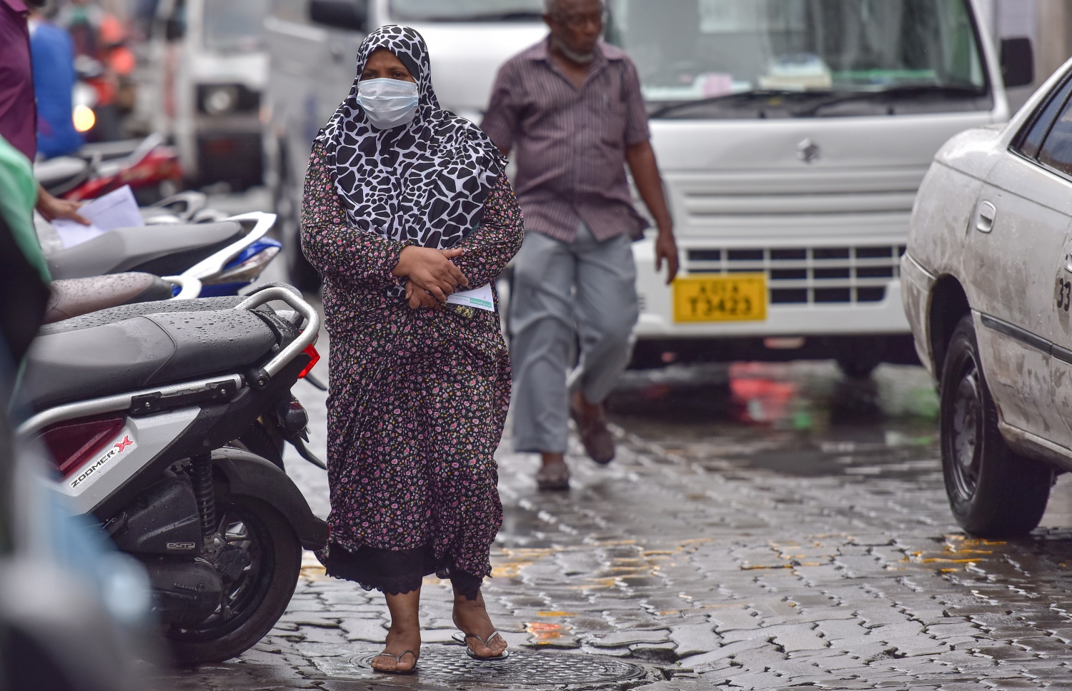 މާލެ: މާޗް 15، 2017- ރާއްޖޭގައި ފެތުރެމުންދާ ސްވައިން ފްލޫއިން ރައްކާތެރި ވުމަށްޓަކައި މޫނުމަތީ މާސްކު އަޅައިގެން މީހަކު މަގުމަތިން ހިނގާފައި ދަނީ.---ފޮޓޯ: ނިޝާން އަލީ/މިހާރު