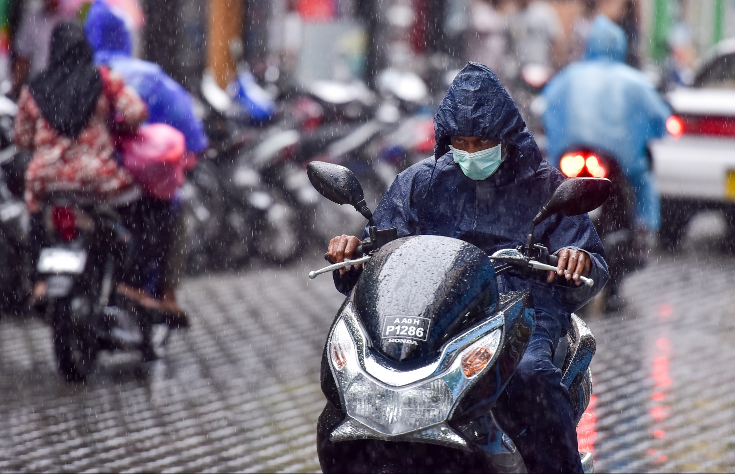 މާލެ: މާޗް 15، 2017- ރާއްޖޭގައި ފެތުރެމުންދާ ސްވައިން ފްލޫއިން ރައްކާތެރި ވުމަށްޓަކައި މޫނުމަތީ މާސްކު އަޅައިގެން ވިއްސާރައިގެ ތެރޭގައި މީހަކު ސައިކަލުގައި ދުއްވާފައި ދަނީ. ސިއްހީގޮތުން ލެވެލް 3ގެ އެލާޓެއް ނެރެފައިވާ މިދަނޑިވަޅުގައި މޫސުމަށް ސަމާލުވުމަށްވެސް ވަނީ އެލާޓެއް ނެރެފައި.---ފޮޓޯ: ނިޝާން އަލީ/މިހާރު