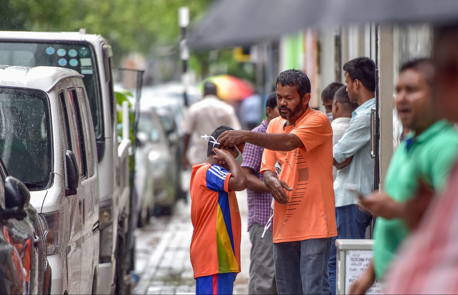 މާލެ: މާޗް 15، 2017- ރާއްޖޭގައި ފެތުރެމުންދާ ސްވައިން ފްލޫ އިން ރައްކާތެރި ވުމަށްޓަކައި މަގުމައްޗަށް ނުކުންނަމުން މީހަކު ކުޑަކުއްޖެއްގެ މޫނުގައި މާސްކު އަޅުވަނީ. --ފޮޓޯ: ނިޝާން އަލީ/މިހާރު