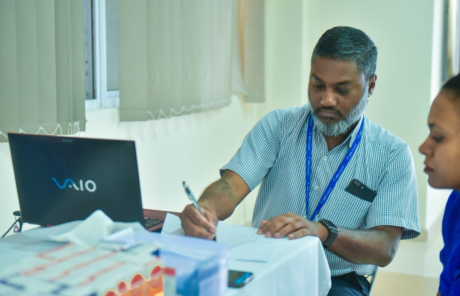 ސޯސަންގޭގައި އޭޑީކޭ އިން ހިންގާ ހުމުގެ ކްލިނިކްގައި އެ ހޮސްޕިޓަލްގެ ކުޑަކުދިންގެ ޑޮކްޓަރު ނިޔާފް މަސައްކަތް ކުރައްވަނީ.---ފޮޓޯ: ހުސެއިން ވަހީދު/މިހާރު