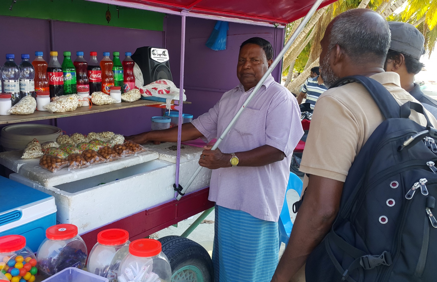 ފ. ނިލަންދޫ ބަނދަރު ސަރަހައްދުގައި އެ ރަށު މީހަކު ގެންގުޅޭ ގާޑިއަލަކުން ބީރައްޓެހި ބަޔަކު ވިޔަފާރި ކުރަނީ. ފ. އަތޮޅަށް ތަރައްގީ ގެނުވާ ކޮންމެ ކަމަކަށް ތަރުހީބު ދޭނެ ކަމަށް މި އަތޮޅުގެ މީހުން ބުނޭ. --ފޮޓޯ އަހްމަދު އަބްދުﷲ ސައީދު/މިހާރު