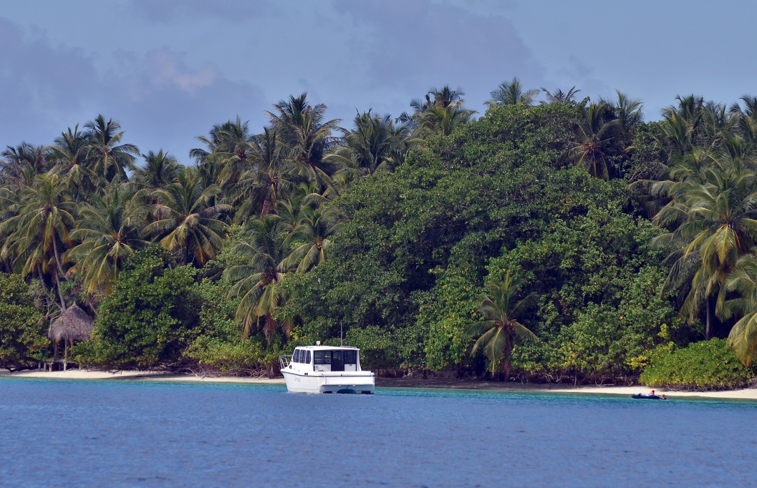 ފ. އަތޮޅުގައި ހިންގާ ހަމައެކަަނި ރިސޯޓް ކަމަށްވާ ފިލިތެޔޮ ރިސޯޓްގެ ބޭރުގައި ލޯންޗެއް މަޑު ކޮށްލައިގެން. ފ. އަތޮޅަށް ތަރައްގީ ގެނުވާ ކޮންމެ ކަމަކަށް ތަރުހީބު ދޭނެ ކަމަށް މި އަތޮޅުގެ މީހުން ބުނޭ. --ފޮޓޯ އަހްމަދު އަބްދުﷲ ސައީދު/މިހާރު