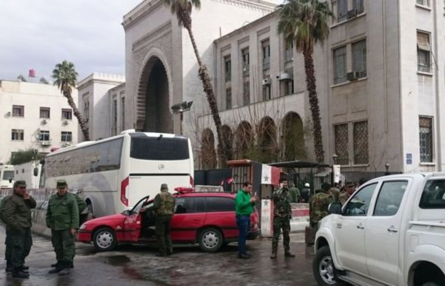 ޖާނުންފިދާވުމުގެ ހަމަލާ އަށް ފަހު ސީރިއާގެ ކޯޓު އިމާރާތުގެ ސަރަހައްދު ވަނީ ބަންދުކޮށްފައި. --ފޮޓޯ:އޭއެފްޕީ