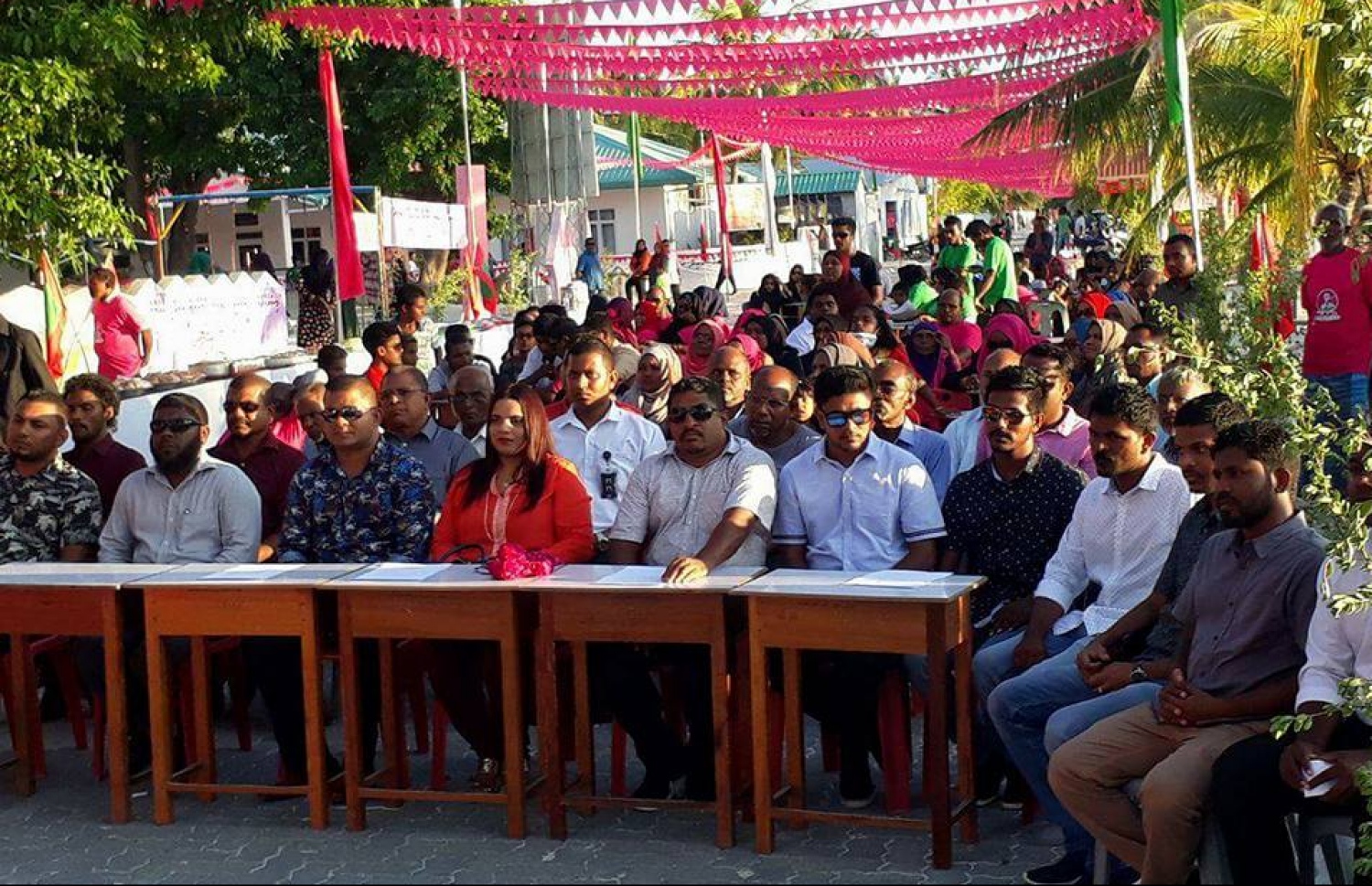 ހުޅުދޫގައި ހަވީރު އޮތް ބައްދަލުވުމުގައި ޔޫތު މިނިސްޓަރުގެ އިރުތިޝާމް. ފޮޓޯ: ކިޔުންތެރިއެއް