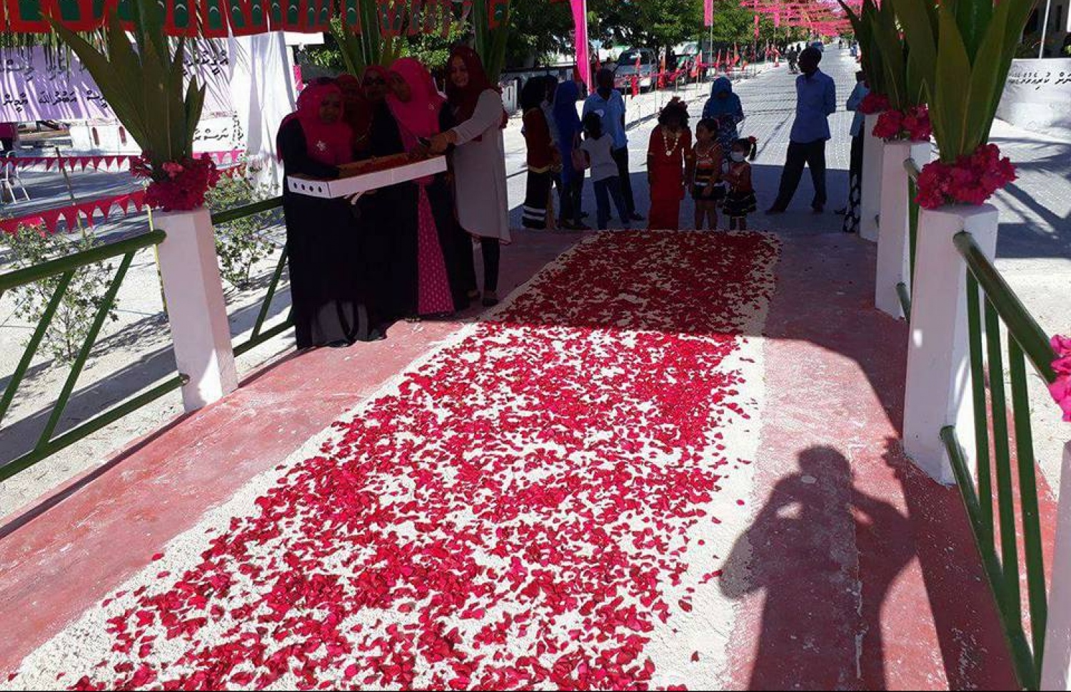 ޔޫތު މިނިސްޓަރު އިރުތިޝާމަށް މަރުހަބާ ކިޔަން މަލުގެ ދޫލަ ހަދާފައި. ފޮޓޯ/ ކިޔުންތެރިއެއް