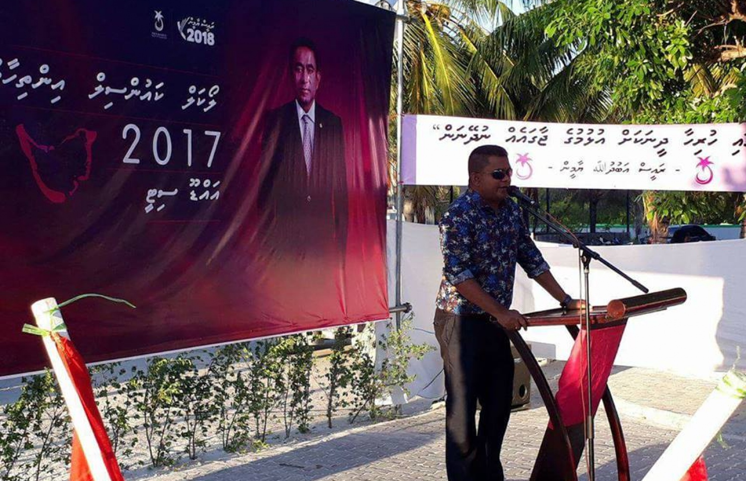 ހުޅުދޫގައި ބޭއްވި ބައްދަލުވުމުގައި ޝާޑް ވާހަކަ ދައްކަވަނީ. ފޮޓޯ/ ކިޔުންތެރިއެއް.