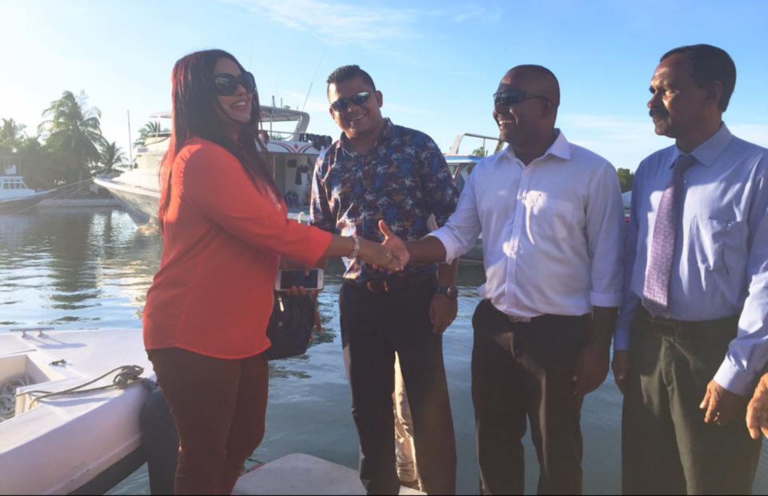 ޔޫތު މިނިސްޓަރު އިރުތިޝާމް ހުޅުދޫން މަރުހަބާ ކިޔަނީ. ފޮޓޯ/ ކިޔުންތެރިއެއް.