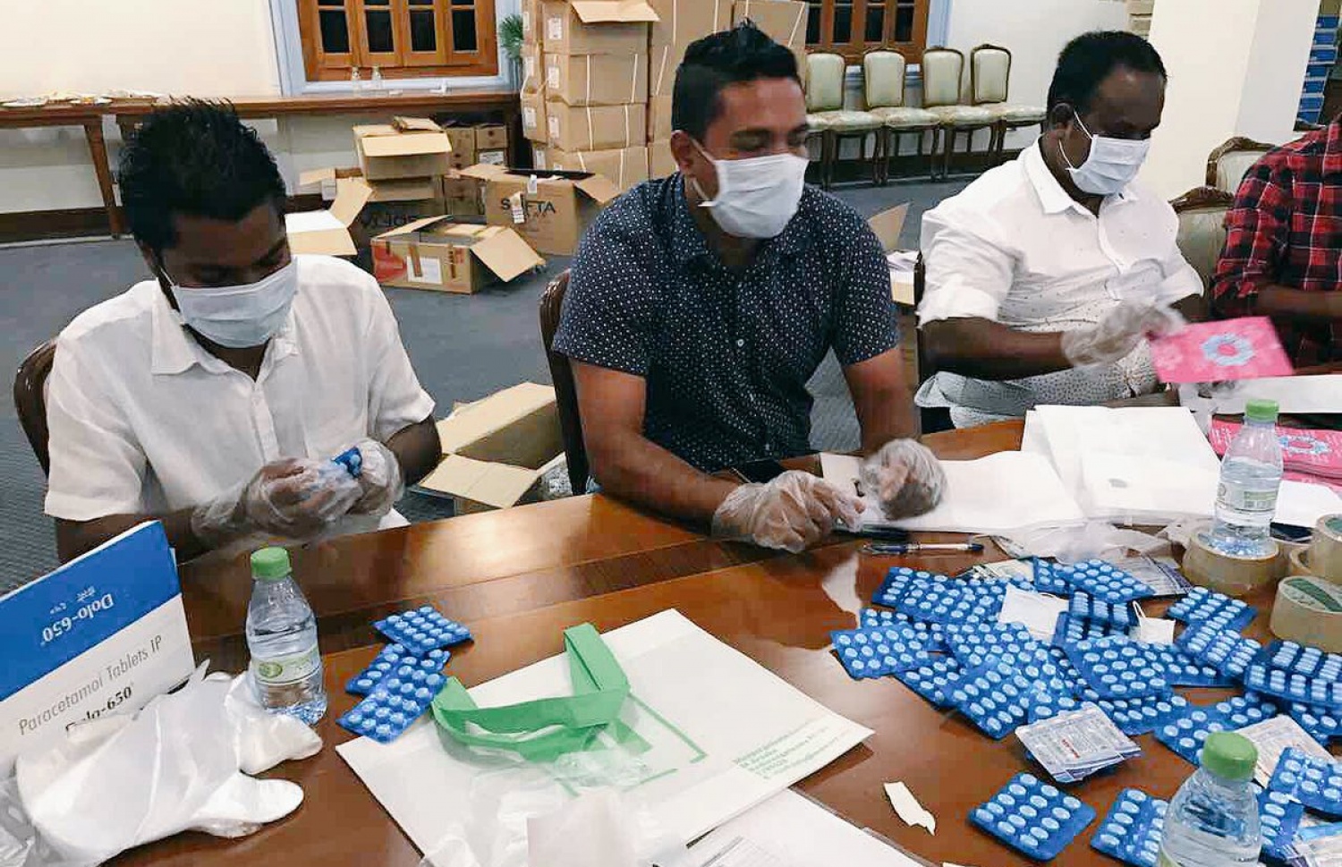 ރޯގާ ފެތުރޭތީ ބޭހާއި މާސްކް ބެހުމަށް އެކި ރަށްރަށް ފޮނުވަން ތައްޔާރުކުރުމުގެ މަސައްކަތުގައި މެންބަރުން ބައިވެރިވެ ވަޑައިގަންނަވަނީ. -- ޓްވިޓާ ފޮޓޯ: އަހްމަދު މުބީން