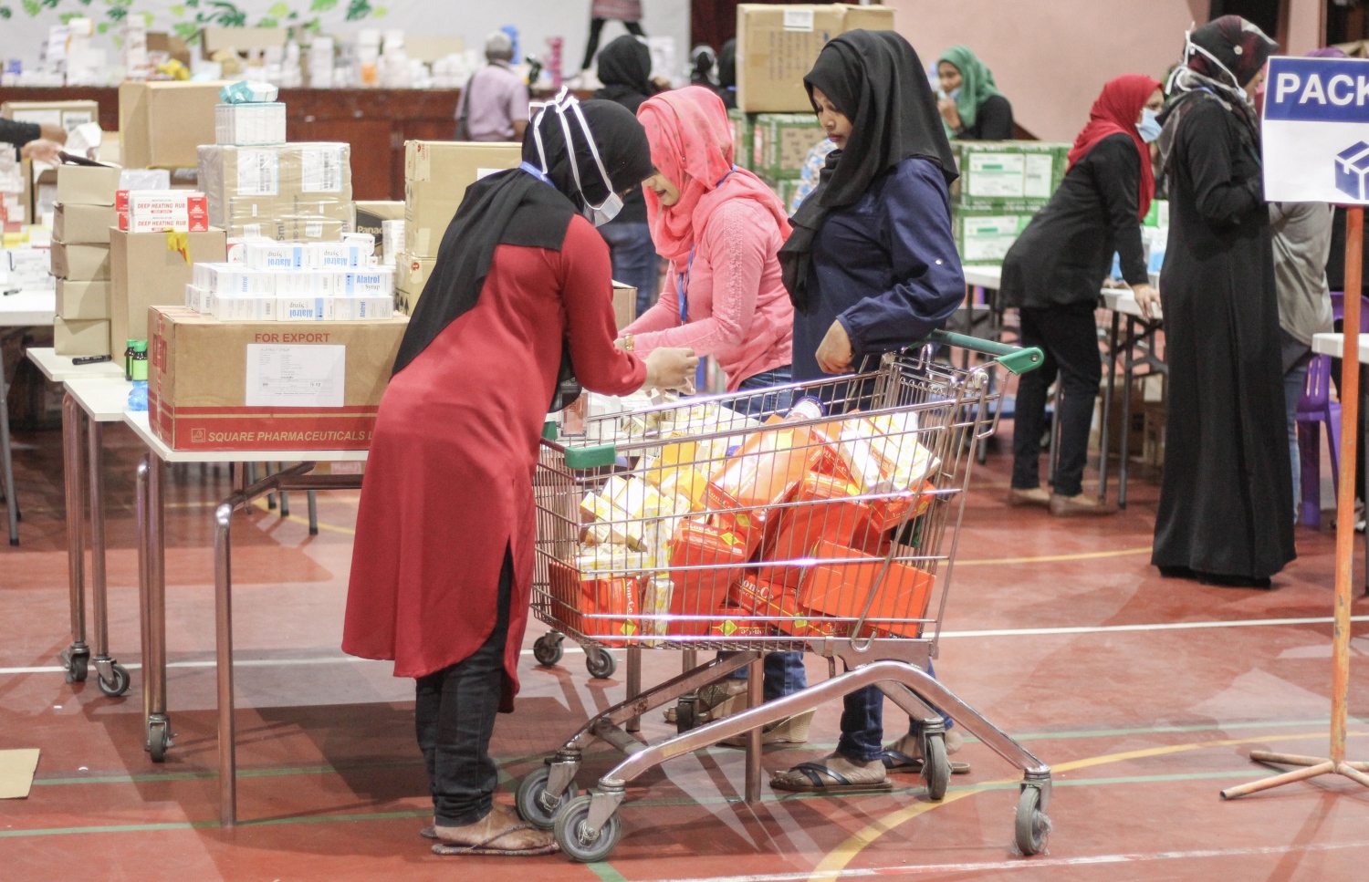 މާލެ: މާޗް 18، 2017- ރާއްޖޭގައި މިހާރު ފެތުރެމުންދާ ހުމުގެ ރޯގާއާ ގުޅިގެން އަތޮޅުތަކަށް މެދުނުކެނޑި ބޭސް ފޯރުކޮށްދިނުމަށް އެސްޓީއޯ އިން ޣިޔާސުއްދީން ސްކޫލުގައި ގާއިމުކުރި އެމަޖެންސީ ޑިސްޓްރިބިއުޝަން ސެންޓަރަށް ގެނައި ބޭސްތައް ވަކިކުރުމުގެ މަސައްކަތް އެ ކުންފުނީގެ މުވައްޒަފުން ކުރަނީ: ހުމުގެ ރޯގާ އަށް ބޭނުންވާ ބޭސްތައް ރަށްރަށުން ހުސްނުވެ ލިބެން ހުންނާނެ ކަމަށް އެސްޓީއޯ އިން ބުނޭ.---ފޮޓޯ: ހުސައިން ވަހީދު/މިހާރު