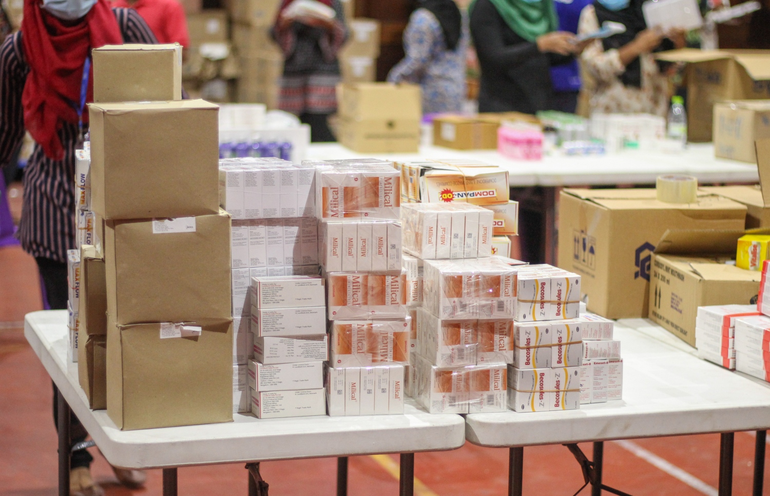 މާލެ: މާޗް 18، 2017- ރާއްޖޭގައި މިހާރު ފެތުރެމުންދާ ހުމުގެ ރޯގާއާ ގުޅިގެން އަތޮޅުތަކަށް މެދުނުކެނޑި ބޭސް ފޯރުކޮށްދިނުމަށް އެސްޓީއޯ އިން ޣިޔާސުއްދީން ސްކޫލުގައި ގާއިމުކުރި އެމަޖެންސީ ޑިސްޓްރިބިއުޝަން ސެންޓަރުގައި ބަހައްޓާފައި ހުރި ބޭސްތަކެއް: ހުމުގެ ރޯގާ އަށް ބޭނުންވާ ބޭސްތައް ރަށްރަށުން ހުސްނުވެ ލިބެން ހުންނާނެ ކަމަށް އެސްޓީއޯ އިން ބުނޭ.---ފޮޓޯ: ހުސައިން ވަހީދު/މިހާރު