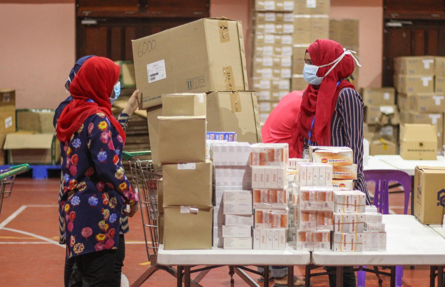 މާލެ: މާޗް 18، 2017- ރާއްޖޭގައި މިހާރު ފެތުރެމުންދާ ހުމުގެ ރޯގާއާ ގުޅިގެން އަތޮޅުތަކަށް މެދުނުކެނޑި ބޭސް ފޯރުކޮށްދިނުމަށް އެސްޓީއޯ އިން ޣިޔާސުއްދީން ސްކޫލުގައި ގާއިމުކުރި އެމަޖެންސީ ޑިސްޓްރިބިއުޝަން ސެންޓަރުގައި އޮޕަރޭޝަން ކުރިއަށް ގެންދަނީ: ހުމުގެ ރޯގާ އަށް ބޭނުންވާ ބޭސްތައް ރަށްރަށުން ހުސްނުވެ ލިބެން ހުންނާނެ ކަމަށް އެސްޓީއޯ އިން ބުނޭ.---ފޮޓޯ: ހުސައިން ވަހީދު/މިހާރު