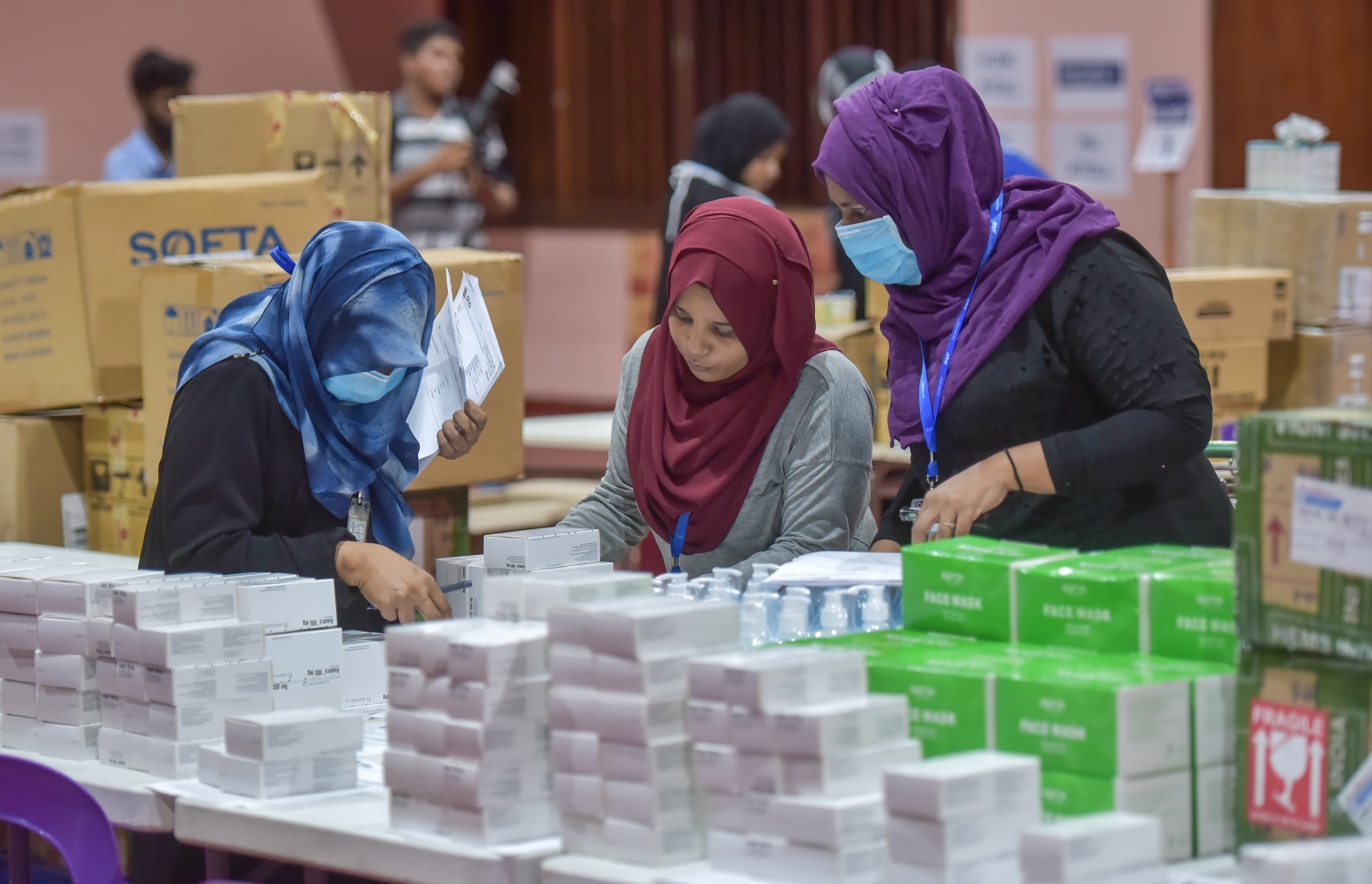 މާލެ: މާޗް 18، 2017- ރާއްޖޭގައި މިހާރު ފެތުރެމުންދާ ހުމުގެ ރޯގާއާ ގުޅިގެން އަތޮޅުތަކަށް މެދުނުކެނޑި ބޭސް ފޯރުކޮށްދިނުމަށް އެސްޓީއޯ އިން ޢިޔާސުއްދީން ސްކޫލުގައި ގާއިމުކުރި އެމަޖެންސީ ޑިސްޓްރިބިއުޝަން ސެންޓަރުގައި އޮޕަރޭޝަން ކުރިއަށް ގެންދަނީ: ހުމުގެ ރޯގާ އަށް ބޭނުންވާ ބޭސްތައް ރަށްރަށުން ހުސްނުވެ ލިބެން ހުންނާނެ ކަމަށް އެސްޓީއޯ އިން ބުނޭ.---ފޮޓޯ: ހުސައިން ވަހީދު/މިހާރު