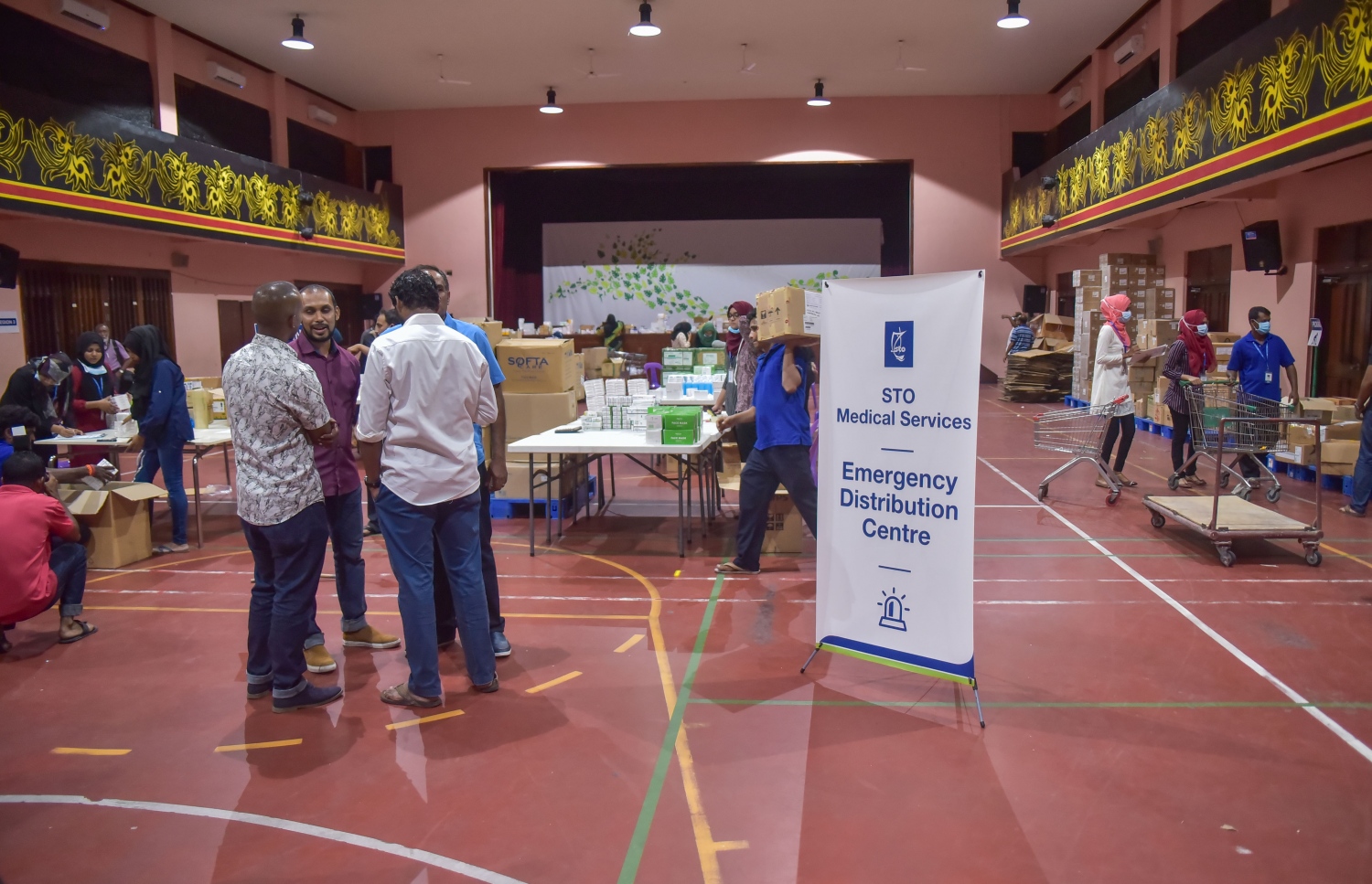 މާލެ: މާޗް 18، 2017- ރާއްޖޭގައި މިހާރު ފެތުރެމުންދާ ހުމުގެ ރޯގާއާ ގުޅިގެން އަތޮޅުތަކަށް މެދުނުކެނޑި ބޭސް ފޯރުކޮށްދިނުމަށް އެސްޓީއޯ އިން ޢިޔާސުއްދީން ސްކޫލުގައި ގާއިމުކުރި އެމަޖެންސީ ޑިސްޓްރިބިއުޝަން ސެންޓަރު: ހުމުގެ ރޯގާ އަށް ބޭނުންވާ ބޭސްތައް ރަށްރަށުން ހުސްނުވެ ލިބެން ހުންނާނެ ކަމަށް އެސްޓީއޯ އިން ބުނޭ.---ފޮޓޯ: ހުސައިން ވަހީދު/މިހާރު