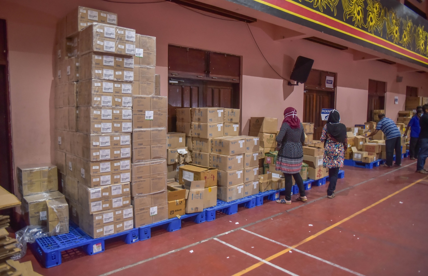 މާލެ: މާޗް 18، 2017- ރާއްޖޭގައި މިހާރު ފެތުރެމުންދާ ހުމުގެ ރޯގާއާ ގުޅިގެން އަތޮޅުތަކަށް މެދުނުކެނޑި ބޭސް ފޯރުކޮށްދިނުމަށް އެސްޓީއޯ އިން ޣިޔާސުއްދީން ސްކޫލުގައި ގާއިމުކުރި އެމަޖެންސީ ޑިސްޓްރިބިއުޝަން ސެންޓަރުގައި އޮޕަރޭޝަން ކުރިއަށް ގެންދަނީ: ހުމުގެ ރޯގާ އަށް ބޭނުންވާ ބޭސްތައް ރަށްރަށުން ހުސްނުވެ ލިބެން ހުންނާނެ ކަމަށް އެސްޓީއޯ އިން ބުނޭ.---ފޮޓޯ: ހުސައިން ވަހީދު/މިހާރު