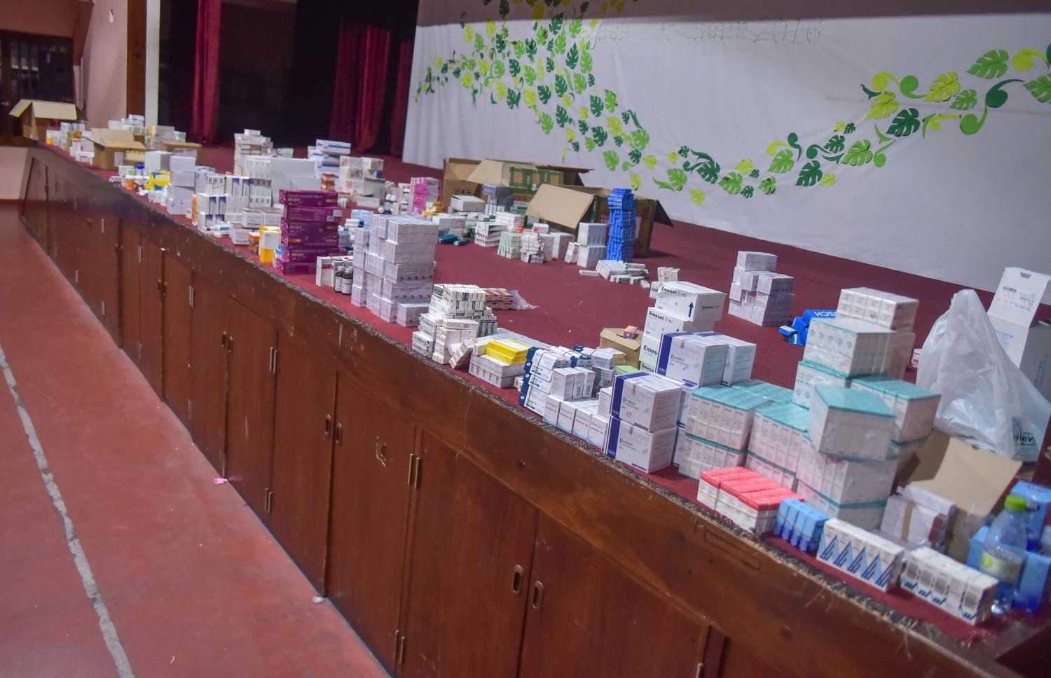 މާލެ: މާޗް 18، 2017- ރާއްޖޭގައި މިހާރު ފެތުރެމުންދާ ހުމުގެ ރޯގާއާ ގުޅިގެން އަތޮޅުތަކަށް މެދުނުކެނޑި ބޭސް ފޯރުކޮށްދިނުމަށް އެސްޓީއޯ އިން ޣިޔާސުއްދީން ސްކޫލުގައި ގާއިމުކުރި އެމަޖެންސީ ޑިސްޓްރިބިއުޝަން ސެންޓަރުގައި ބަހައްޓާފައި ހުރި ބޭސްތަކެއް: ހުމުގެ ރޯގާ އަށް ބޭނުންވާ ބޭސްތައް ރަށްރަށުން ހުސްނުވެ ލިބެން ހުންނާނެ ކަމަށް އެސްޓީއޯ އިން ބުނޭ.---ފޮޓޯ: ހުސައިން ވަހީދު/މިހާރު