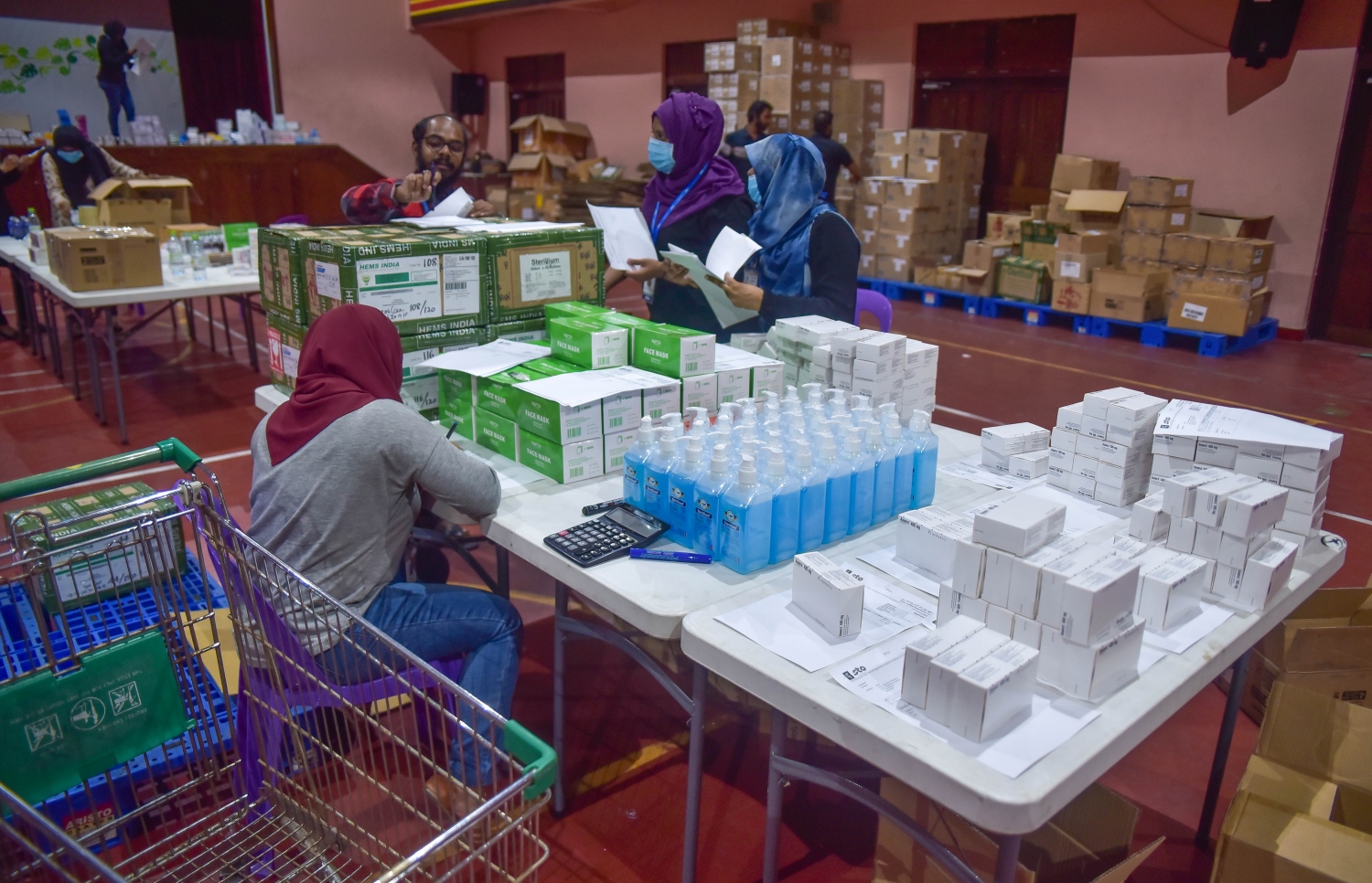 މާލެ: މާޗް 18، 2017- ރާއްޖޭގައި މިހާރު ފެތުރެމުންދާ ހުމުގެ ރޯގާއާ ގުޅިގެން އަތޮޅުތަކަށް މެދުނުކެނޑި ބޭސް ފޯރުކޮށްދިނުމަށް އެސްޓީއޯ އިން ޢިޔާސުއްދީން ސްކޫލުގައި ގާއިމުކުރި އެމަޖެންސީ ޑިސްޓްރިބިއުޝަން ސެންޓަރުގައި އޮޕަރޭޝަން ކުރިއަށް ގެންދަނީ: ހުމުގެ ރޯގާ އަށް ބޭނުންވާ ބޭސްތައް ރަށްރަށުން ހުސްނުވެ ލިބެން ހުންނާނެ ކަމަށް އެސްޓީއޯ އިން ބުނޭ.---ފޮޓޯ: ހުސައިން ވަހީދު/މިހާރު