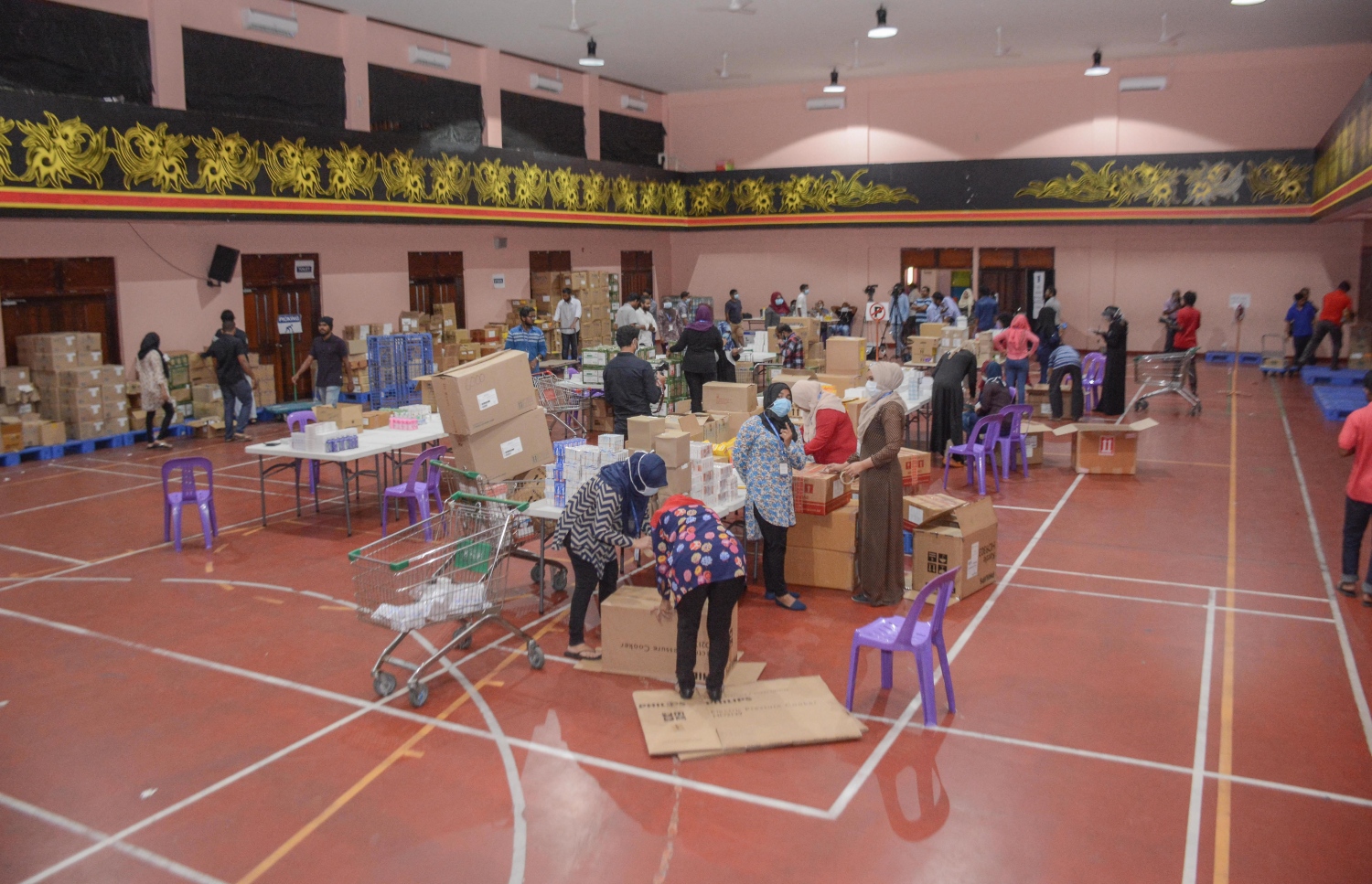 މާލެ: މާޗް 18، 2017- ރާއްޖޭގައި މިހާރު ފެތުރެމުންދާ ހުމުގެ ރޯގާއާ ގުޅިގެން އަތޮޅުތަކަށް މެދުނުކެނޑި ބޭސް ފޯރުކޮށްދިނުމަށް އެސްޓީއޯ އިން ޢިޔާސުއްދީން ސްކޫލުގައި ގާއިމުކުރި އެމަޖެންސީ ޑިސްޓްރިބިއުޝަން ސެންޓަރުގައި އޮޕަރޭޝަން ކުރިއަށް ގެންދަނީ: ހުމުގެ ރޯގާ އަށް ބޭނުންވާ ބޭސްތައް ރަށްރަށުން ހުސްނުވެ ލިބެން ހުންނާނެ ކަމަށް އެސްޓީއޯ އިން ބުނޭ.---ފޮޓޯ: ހުސައިން ވަހީދު/މިހާރު