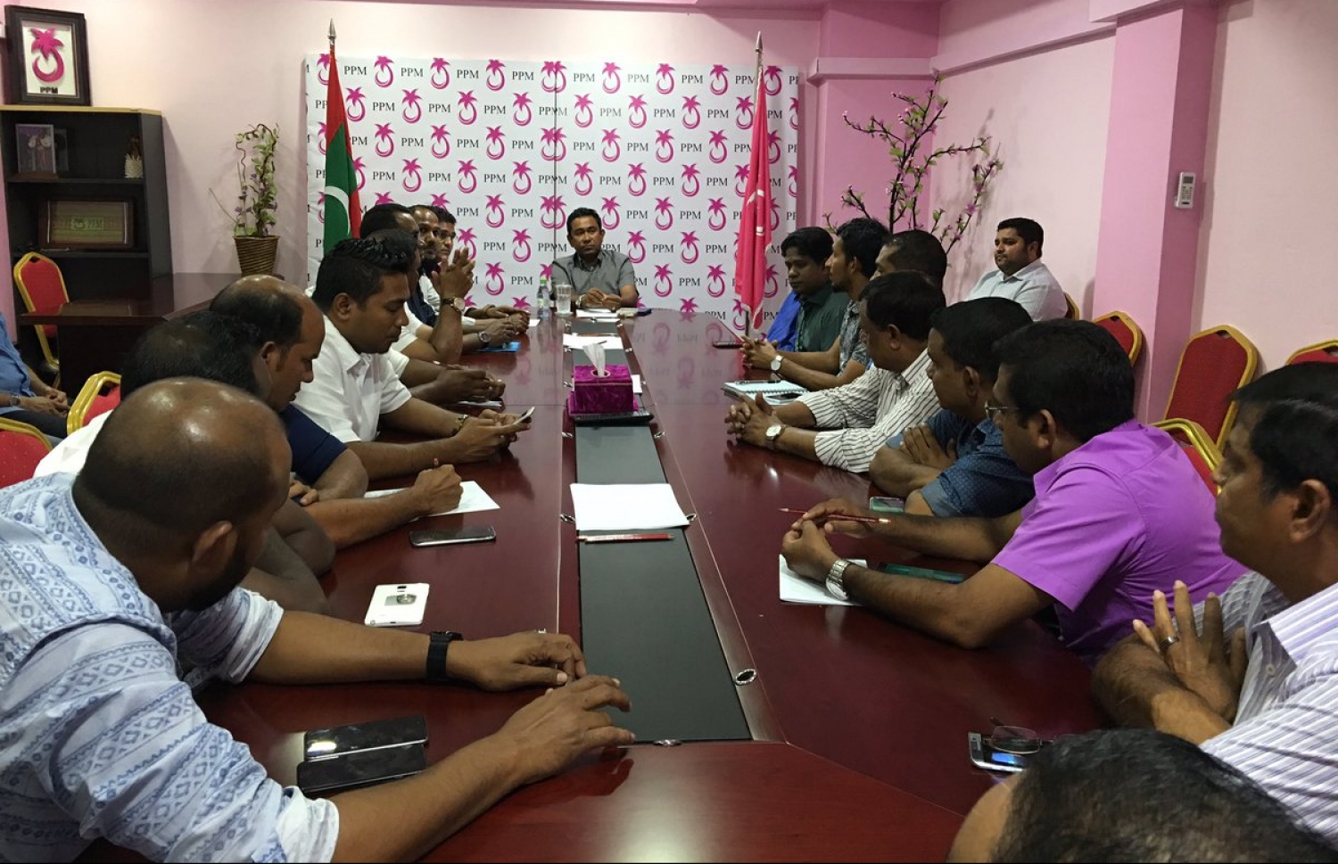 ރައްޔިތުންގެ މަޖިލީހުގެ ޕީޕީއެމާއި އެމްޑީއޭގެ މެމްބަރުންނާ، ރައީސް އަބްދުﷲ ޔާމީން ރޭ ބައްދަލުކުރައްވަނީ. -- ޓްވީޓާ ފޮޓޯ: އަހުމަދު ނިހާން